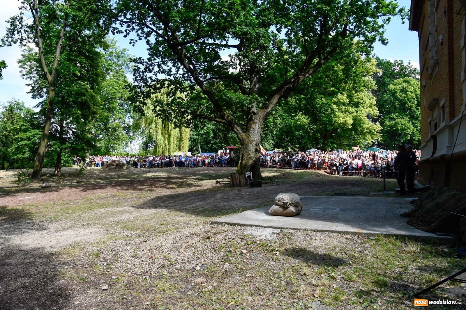 Zdjęcie w galerii na portalu naszwodzislaw.com: Narodowy Dzień Powstań Śląskich. Tysiące ludzi na inscenizacji w Rzuchowie [FOTO i WIDEO] wiadomości z regionu