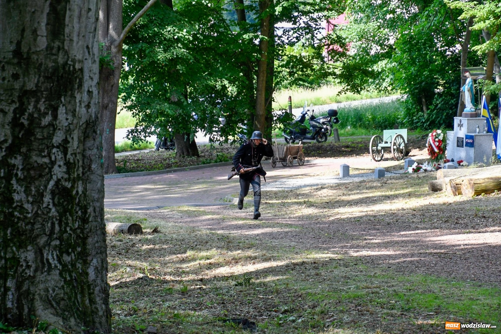 Zdjęcie w galerii na portalu naszwodzislaw.com: Narodowy Dzień Powstań Śląskich. Tysiące ludzi na inscenizacji w Rzuchowie [FOTO i WIDEO] wiadomości z regionu