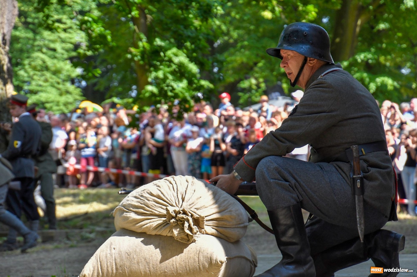 Zdjęcie w galerii na portalu naszwodzislaw.com: Narodowy Dzień Powstań Śląskich. Tysiące ludzi na inscenizacji w Rzuchowie [FOTO i WIDEO] wiadomości z regionu