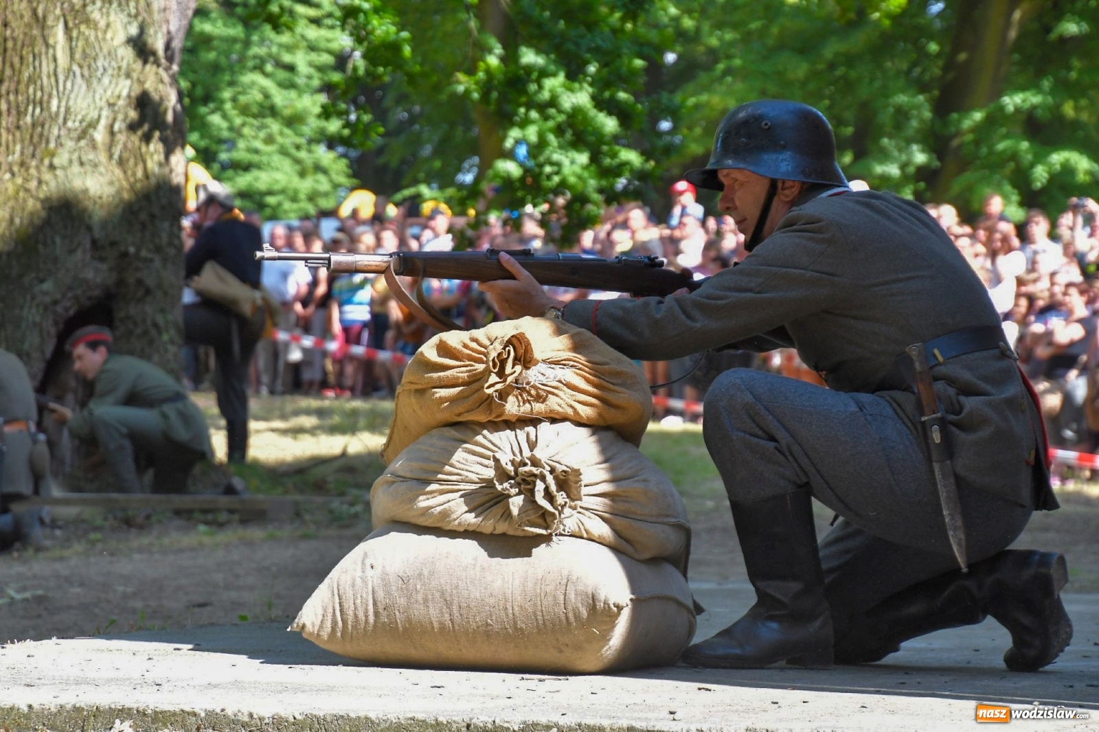 Zdjęcie w galerii na portalu naszwodzislaw.com: Narodowy Dzień Powstań Śląskich. Tysiące ludzi na inscenizacji w Rzuchowie [FOTO i WIDEO] wiadomości z regionu