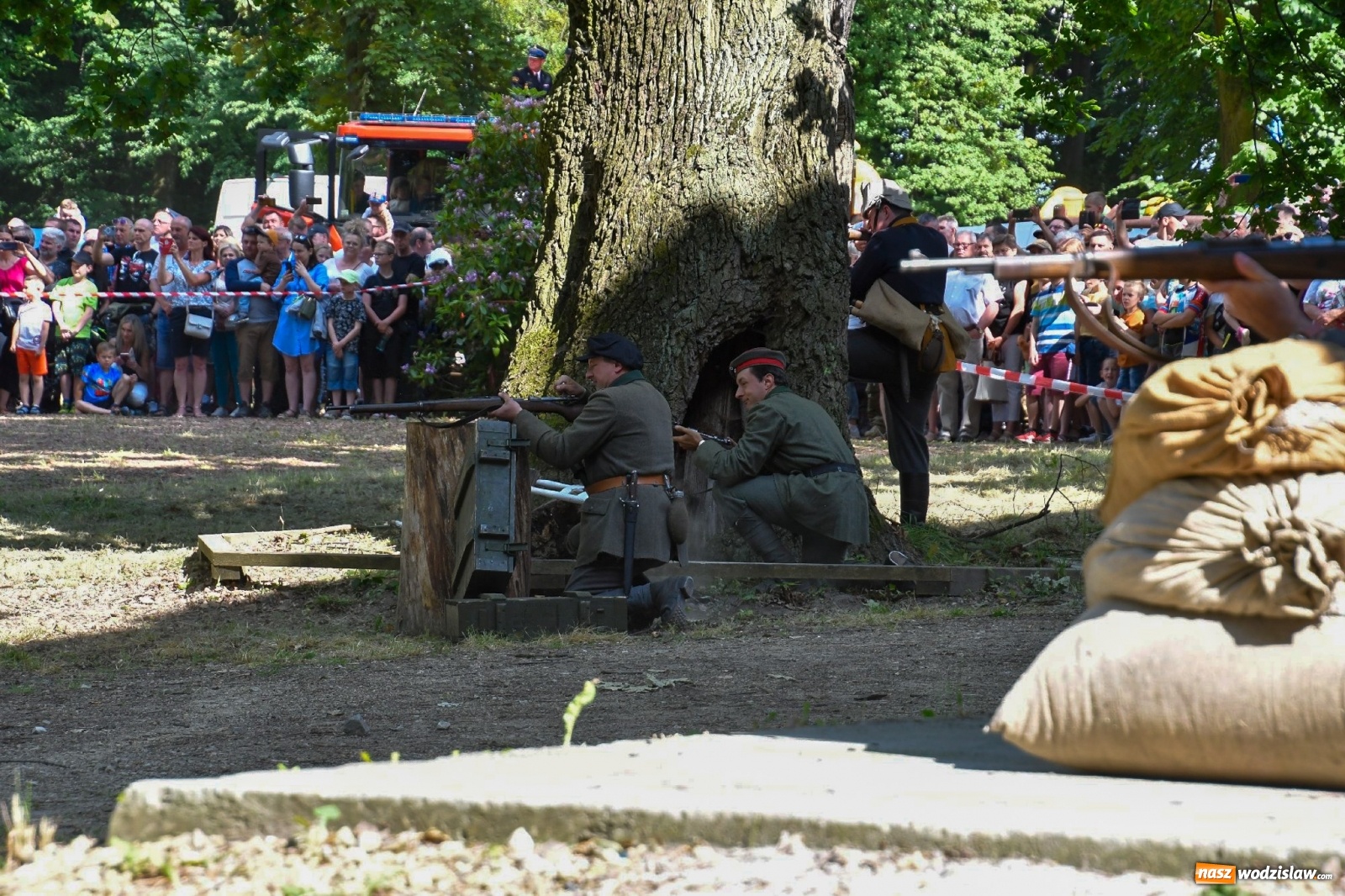 Zdjęcie w galerii na portalu naszwodzislaw.com: Narodowy Dzień Powstań Śląskich. Tysiące ludzi na inscenizacji w Rzuchowie [FOTO i WIDEO] wiadomości z regionu