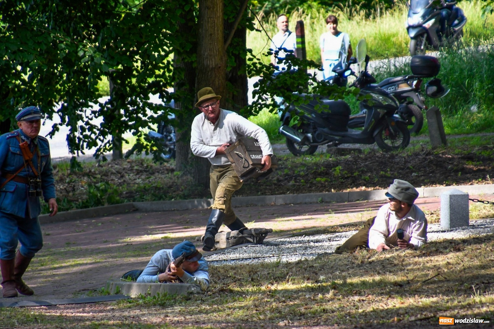 Zdjęcie w galerii na portalu naszwodzislaw.com: Narodowy Dzień Powstań Śląskich. Tysiące ludzi na inscenizacji w Rzuchowie [FOTO i WIDEO] wiadomości z regionu