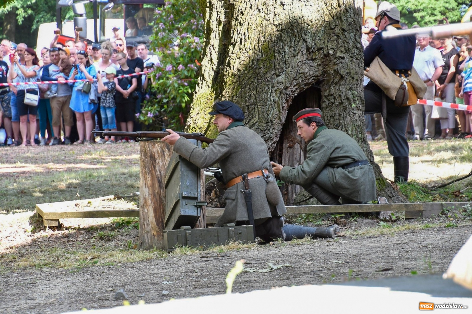 Zdjęcie w galerii na portalu naszwodzislaw.com: Narodowy Dzień Powstań Śląskich. Tysiące ludzi na inscenizacji w Rzuchowie [FOTO i WIDEO] wiadomości z regionu