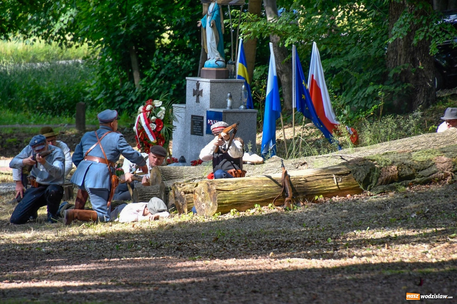 Zdjęcie w galerii na portalu naszwodzislaw.com: Narodowy Dzień Powstań Śląskich. Tysiące ludzi na inscenizacji w Rzuchowie [FOTO i WIDEO] wiadomości z regionu