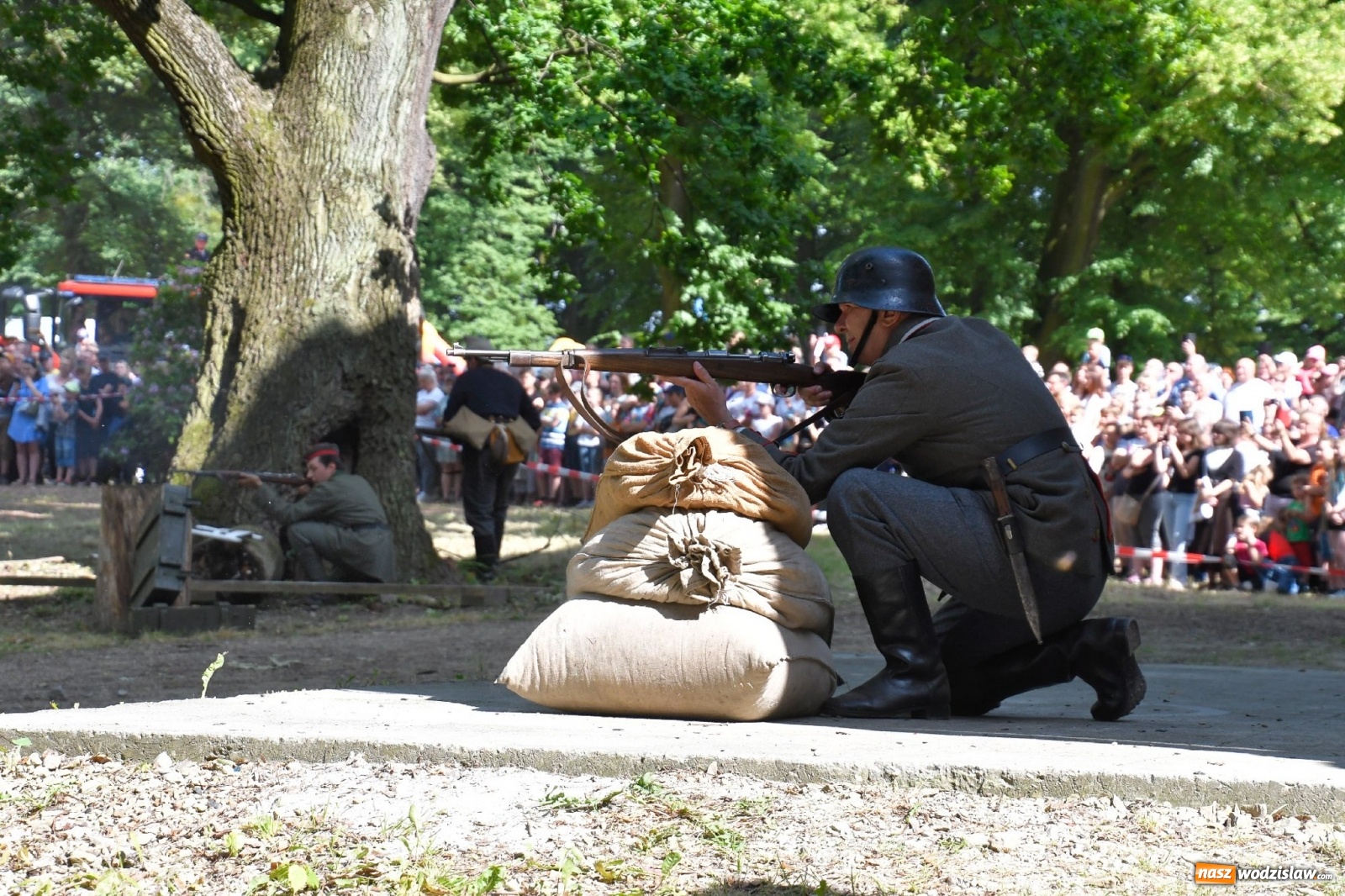 Zdjęcie w galerii na portalu naszwodzislaw.com: Narodowy Dzień Powstań Śląskich. Tysiące ludzi na inscenizacji w Rzuchowie [FOTO i WIDEO] wiadomości z regionu
