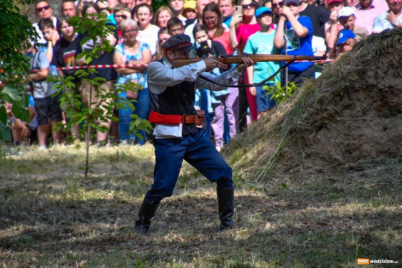 Zdjęcie w galerii na portalu naszwodzislaw.com: Narodowy Dzień Powstań Śląskich. Tysiące ludzi na inscenizacji w Rzuchowie [FOTO i WIDEO] wiadomości z regionu