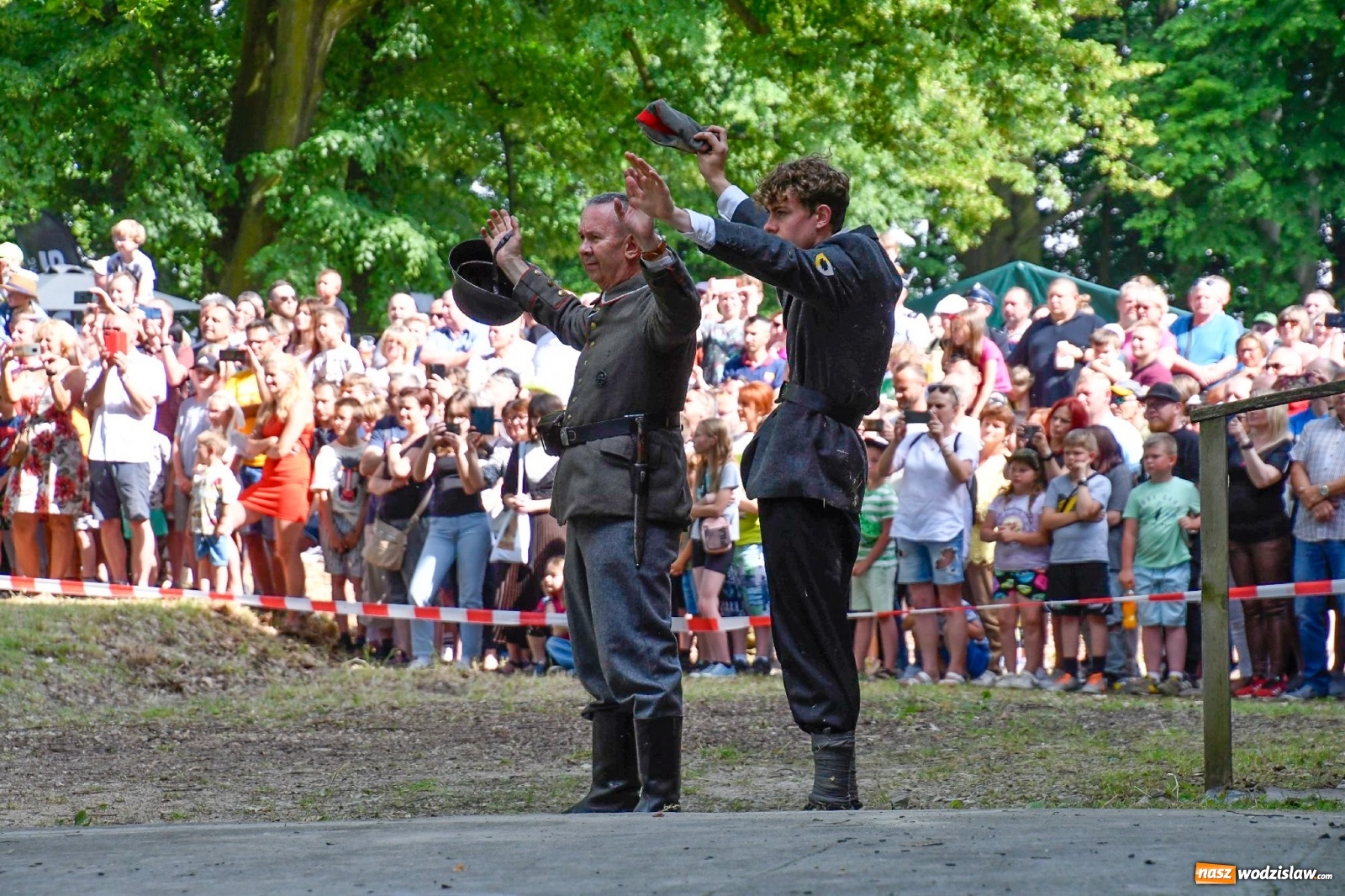 Zdjęcie w galerii na portalu naszwodzislaw.com: Narodowy Dzień Powstań Śląskich. Tysiące ludzi na inscenizacji w Rzuchowie [FOTO i WIDEO] wiadomości z regionu