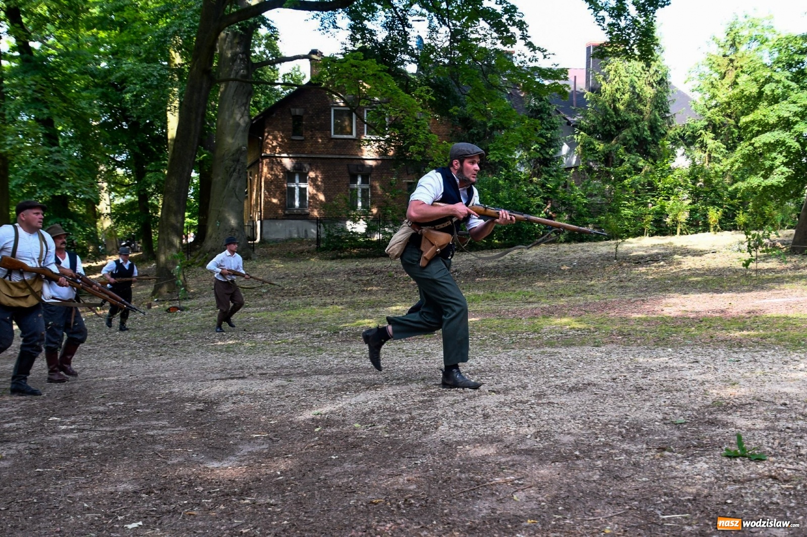Zdjęcie w galerii na portalu naszwodzislaw.com: Narodowy Dzień Powstań Śląskich. Tysiące ludzi na inscenizacji w Rzuchowie [FOTO i WIDEO] wiadomości z regionu