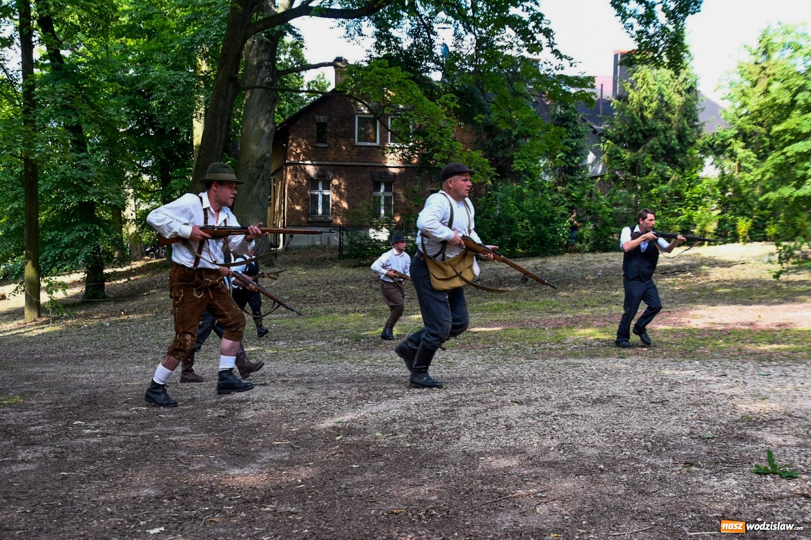 Zdjęcie w galerii na portalu naszwodzislaw.com: Narodowy Dzień Powstań Śląskich. Tysiące ludzi na inscenizacji w Rzuchowie [FOTO i WIDEO] wiadomości z regionu
