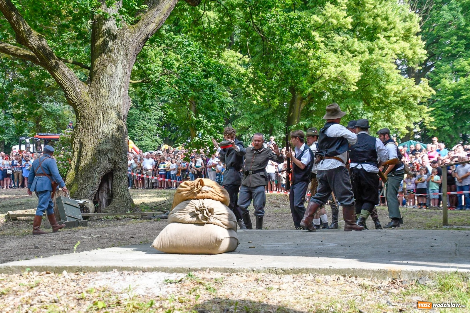 Zdjęcie w galerii na portalu naszwodzislaw.com: Narodowy Dzień Powstań Śląskich. Tysiące ludzi na inscenizacji w Rzuchowie [FOTO i WIDEO] wiadomości z regionu