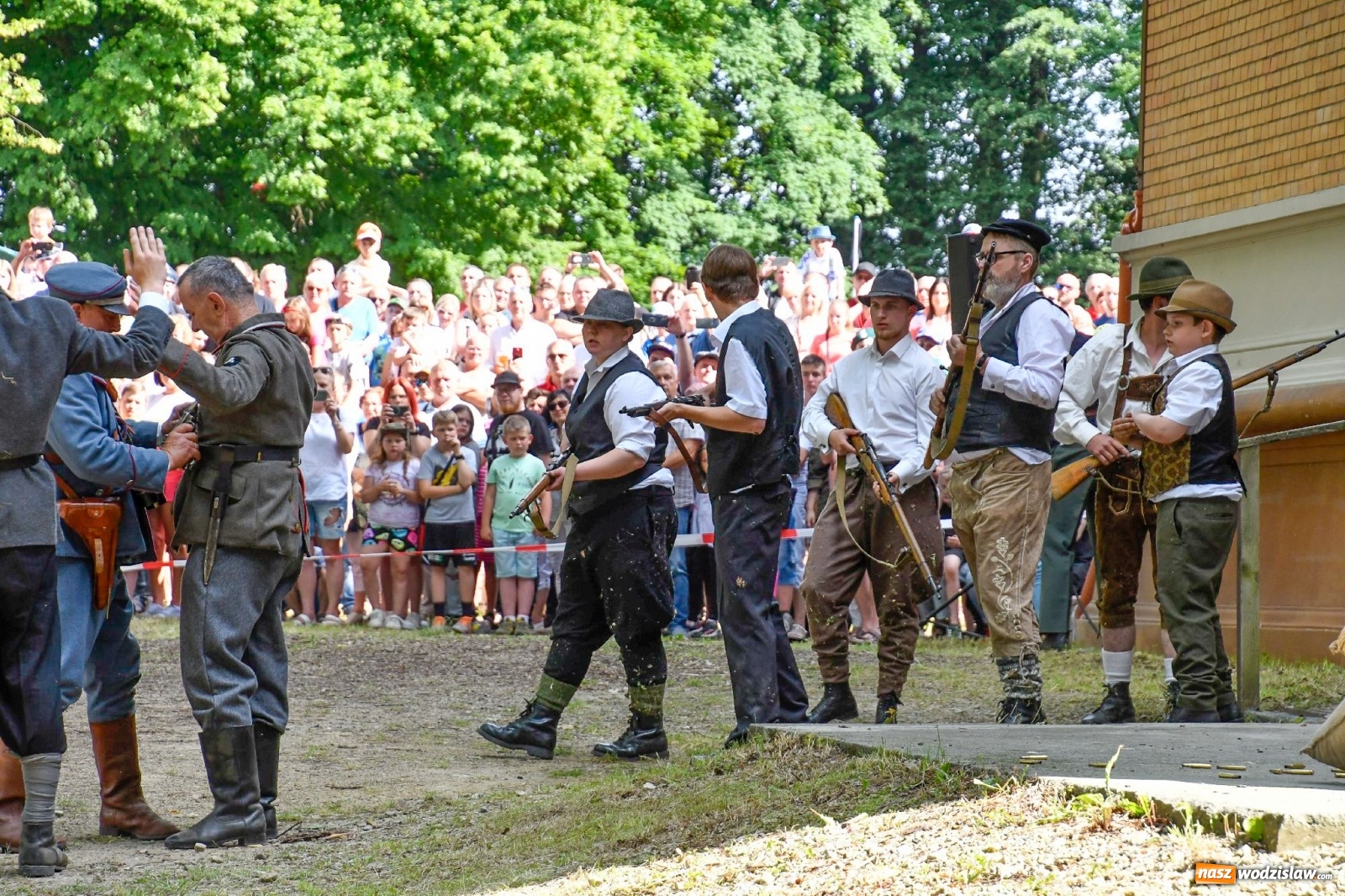 Zdjęcie w galerii na portalu naszwodzislaw.com: Narodowy Dzień Powstań Śląskich. Tysiące ludzi na inscenizacji w Rzuchowie [FOTO i WIDEO] wiadomości z regionu