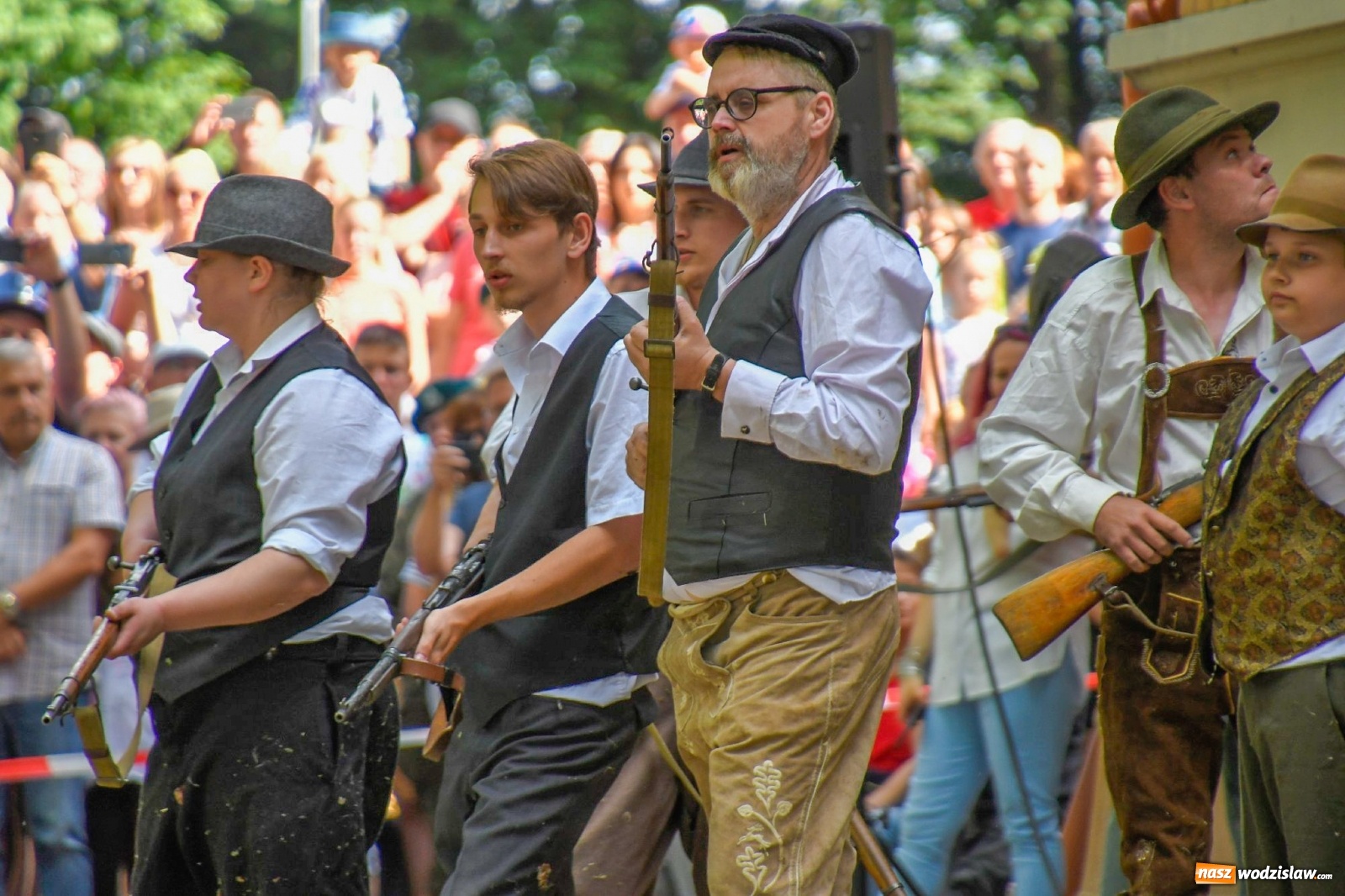 Zdjęcie w galerii na portalu naszwodzislaw.com: Narodowy Dzień Powstań Śląskich. Tysiące ludzi na inscenizacji w Rzuchowie [FOTO i WIDEO] wiadomości z regionu