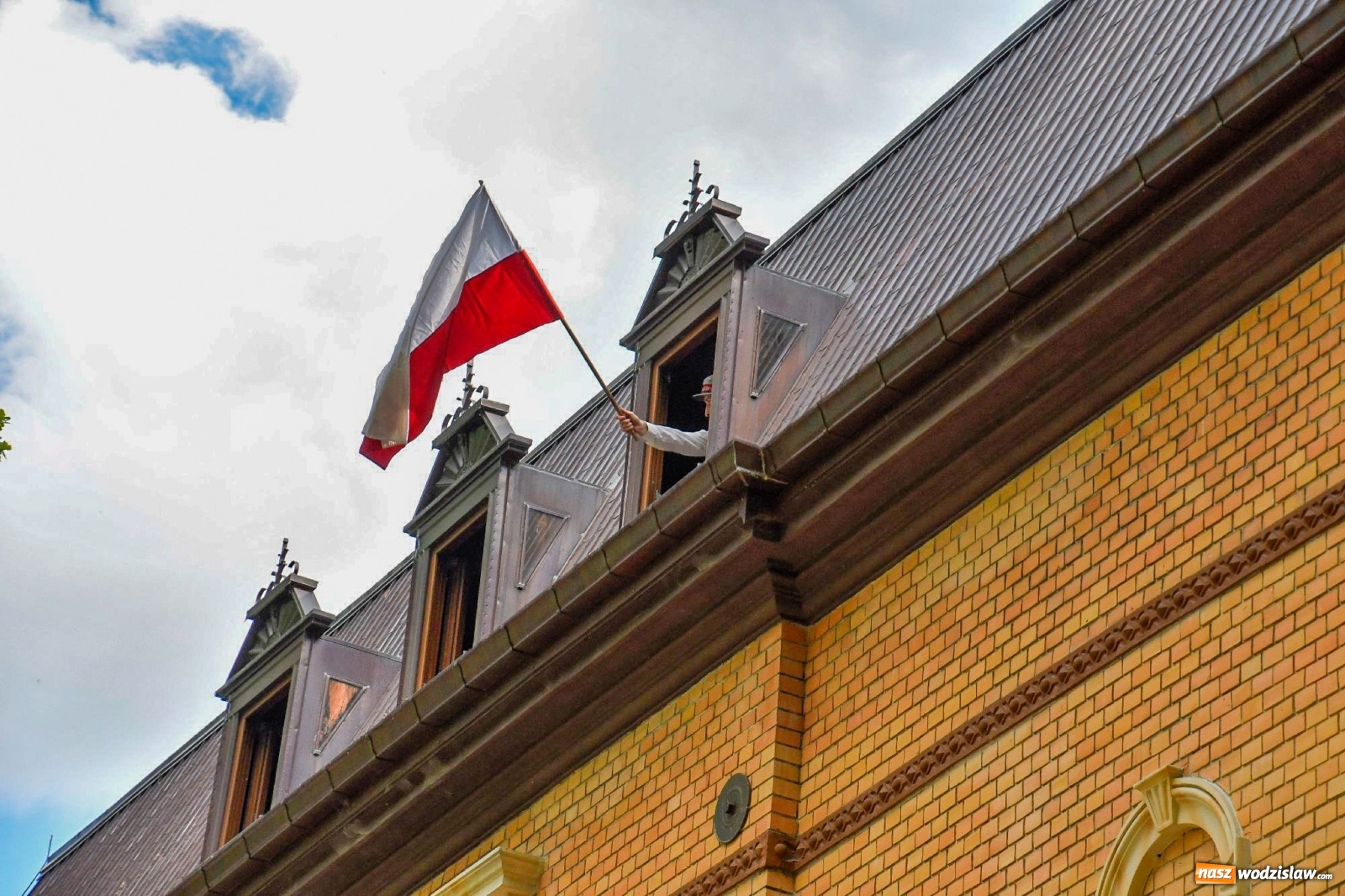 Zdjęcie w galerii na portalu naszwodzislaw.com: Narodowy Dzień Powstań Śląskich. Tysiące ludzi na inscenizacji w Rzuchowie [FOTO i WIDEO] wiadomości z regionu