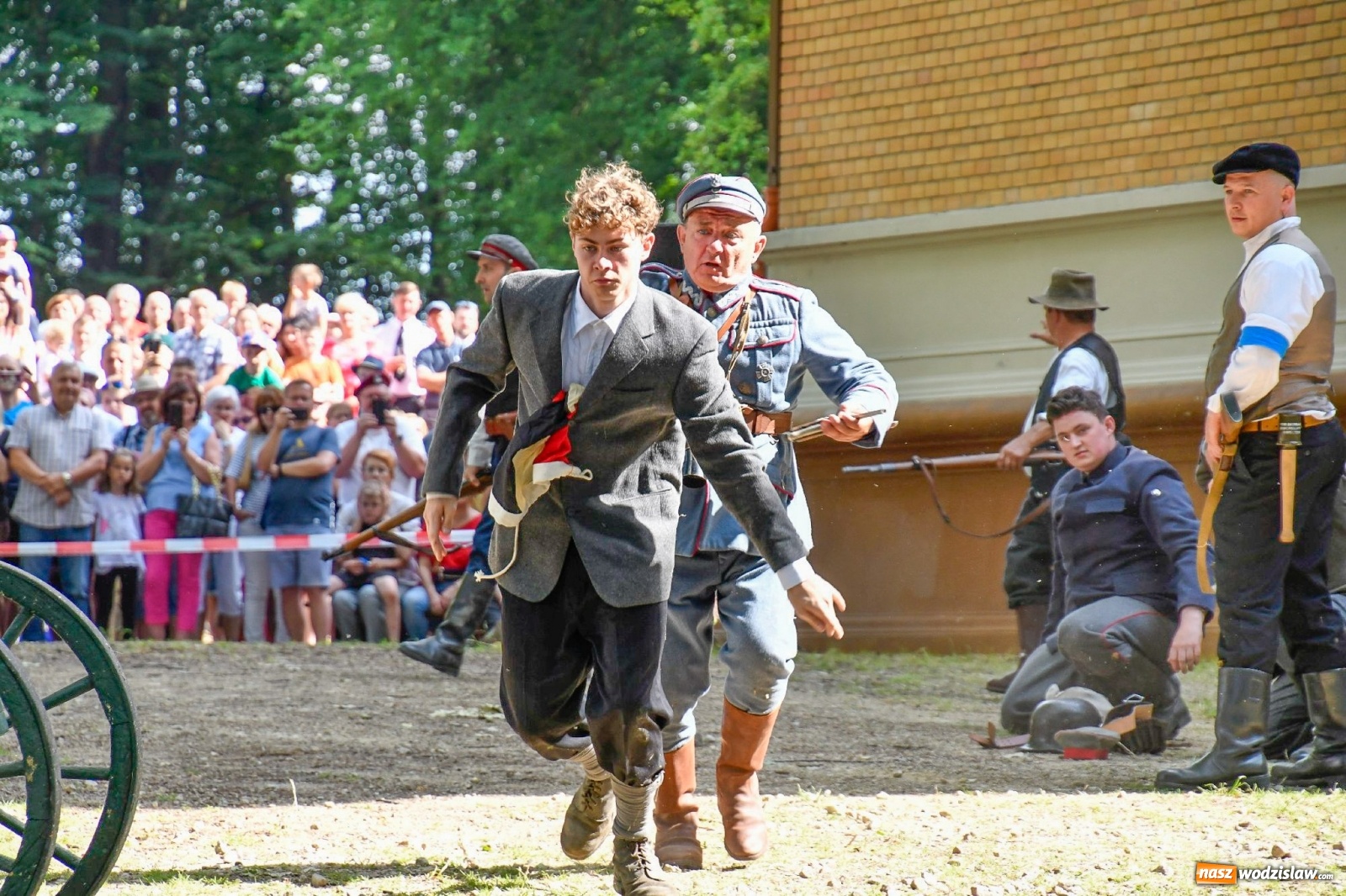 Zdjęcie w galerii na portalu naszwodzislaw.com: Narodowy Dzień Powstań Śląskich. Tysiące ludzi na inscenizacji w Rzuchowie [FOTO i WIDEO] wiadomości z regionu