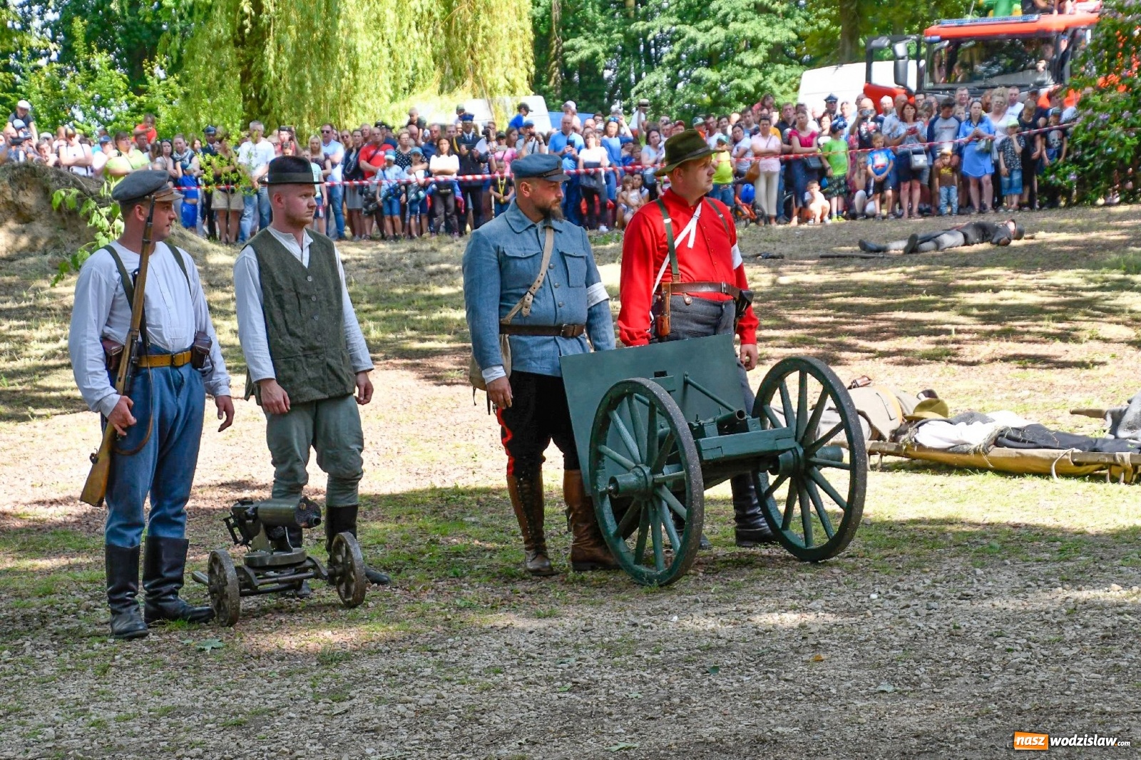 Zdjęcie w galerii na portalu naszwodzislaw.com: Narodowy Dzień Powstań Śląskich. Tysiące ludzi na inscenizacji w Rzuchowie [FOTO i WIDEO] wiadomości z regionu