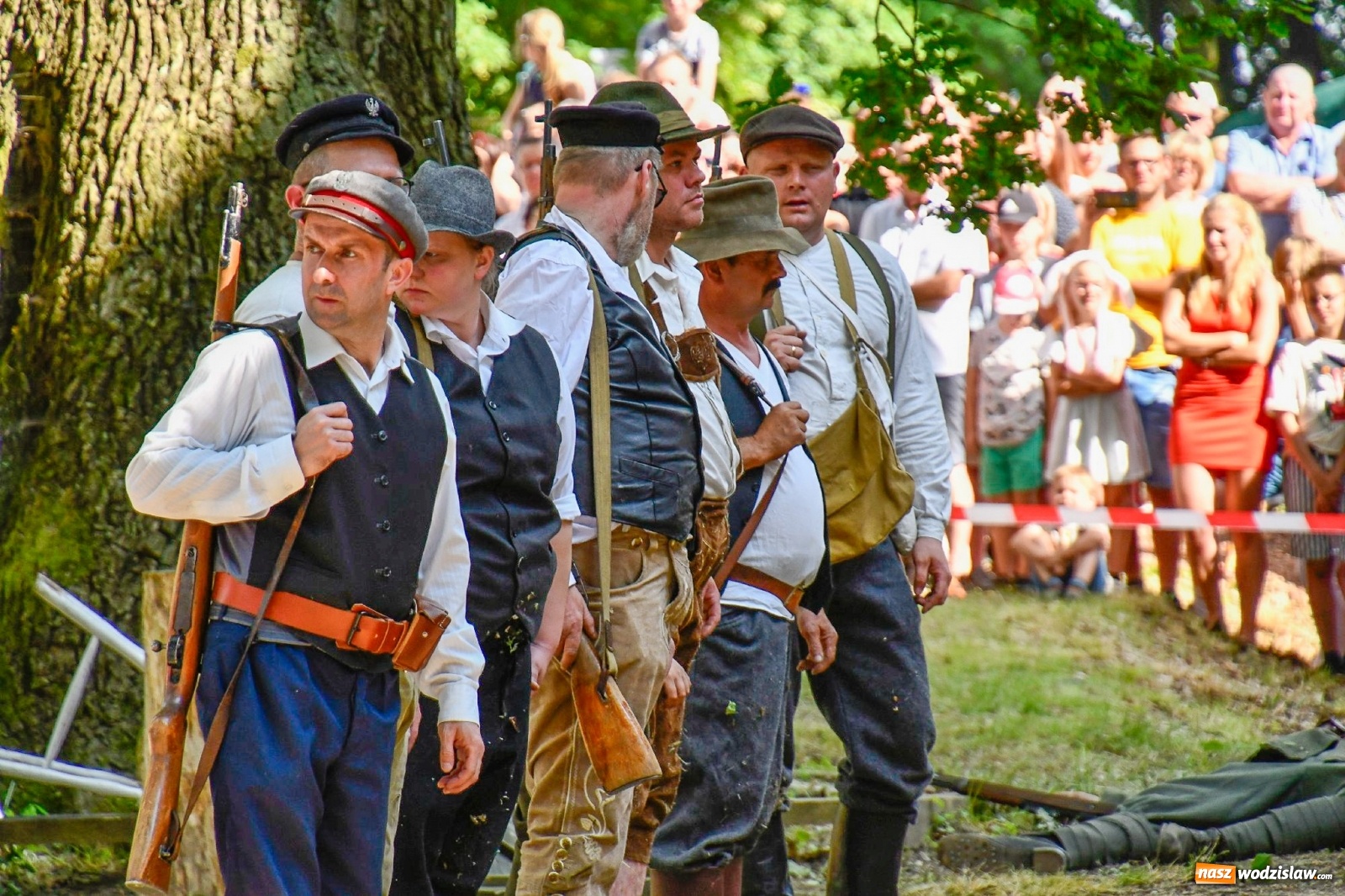 Zdjęcie w galerii na portalu naszwodzislaw.com: Narodowy Dzień Powstań Śląskich. Tysiące ludzi na inscenizacji w Rzuchowie [FOTO i WIDEO] wiadomości z regionu