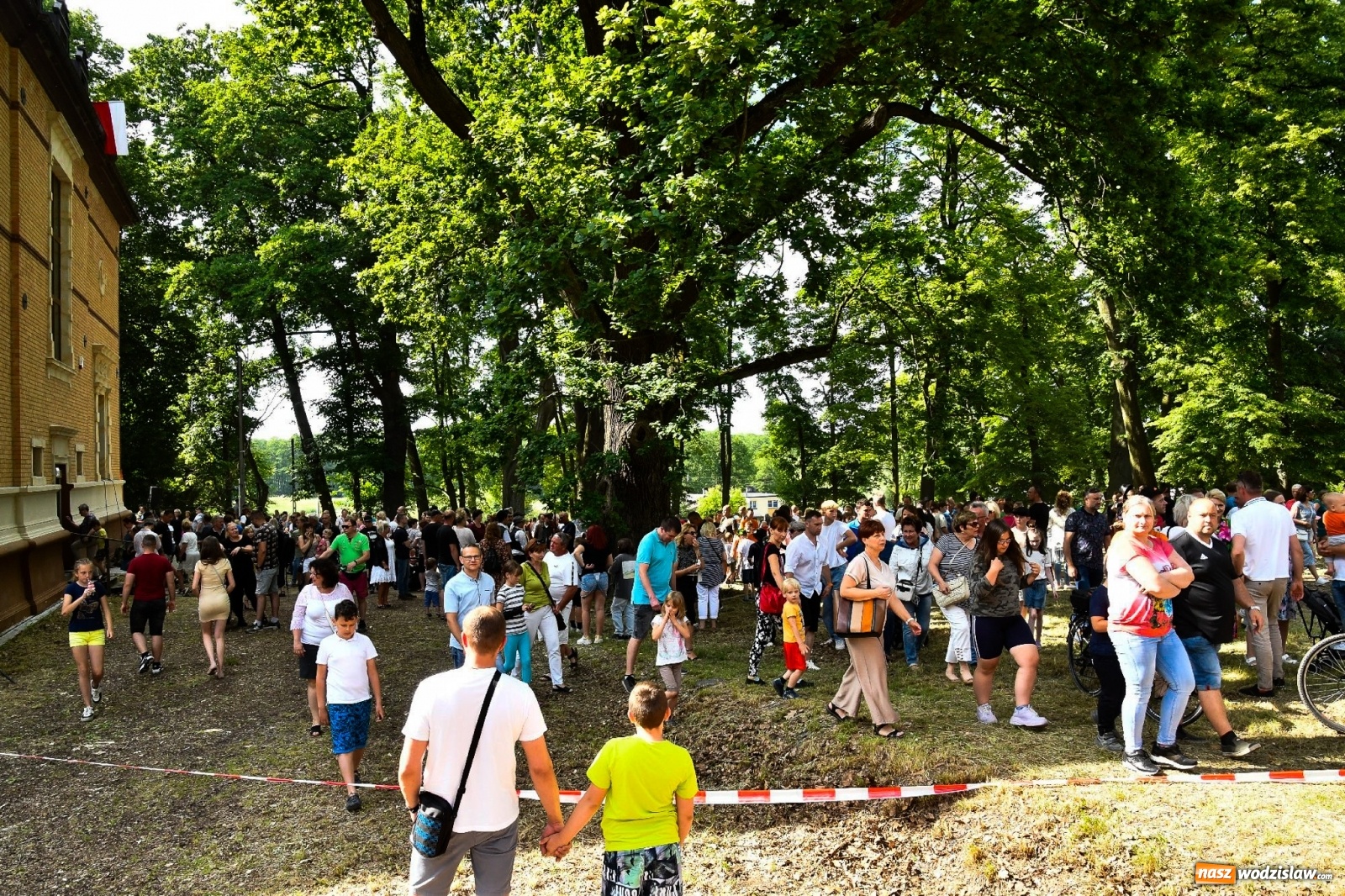 Zdjęcie w galerii na portalu naszwodzislaw.com: Narodowy Dzień Powstań Śląskich. Tysiące ludzi na inscenizacji w Rzuchowie [FOTO i WIDEO] wiadomości z regionu