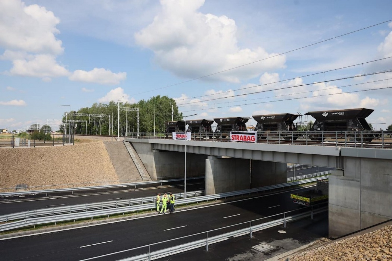 Zdjęcie w galerii na portalu naszwodzislaw.com: Lepszy dojazd na lotnisko w Katowicach wiadomości z regionu