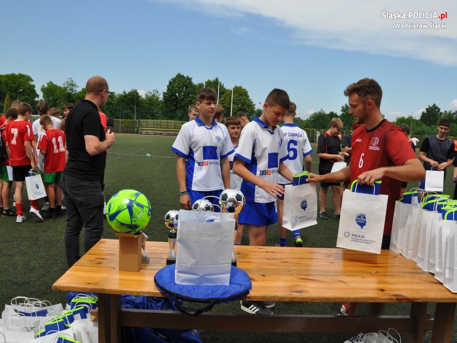 Zdjęcie w galerii na portalu naszwodzislaw.com: Policjanci zorganizowali turniej piłki nożnej dla dzieci wiadomości z regionu