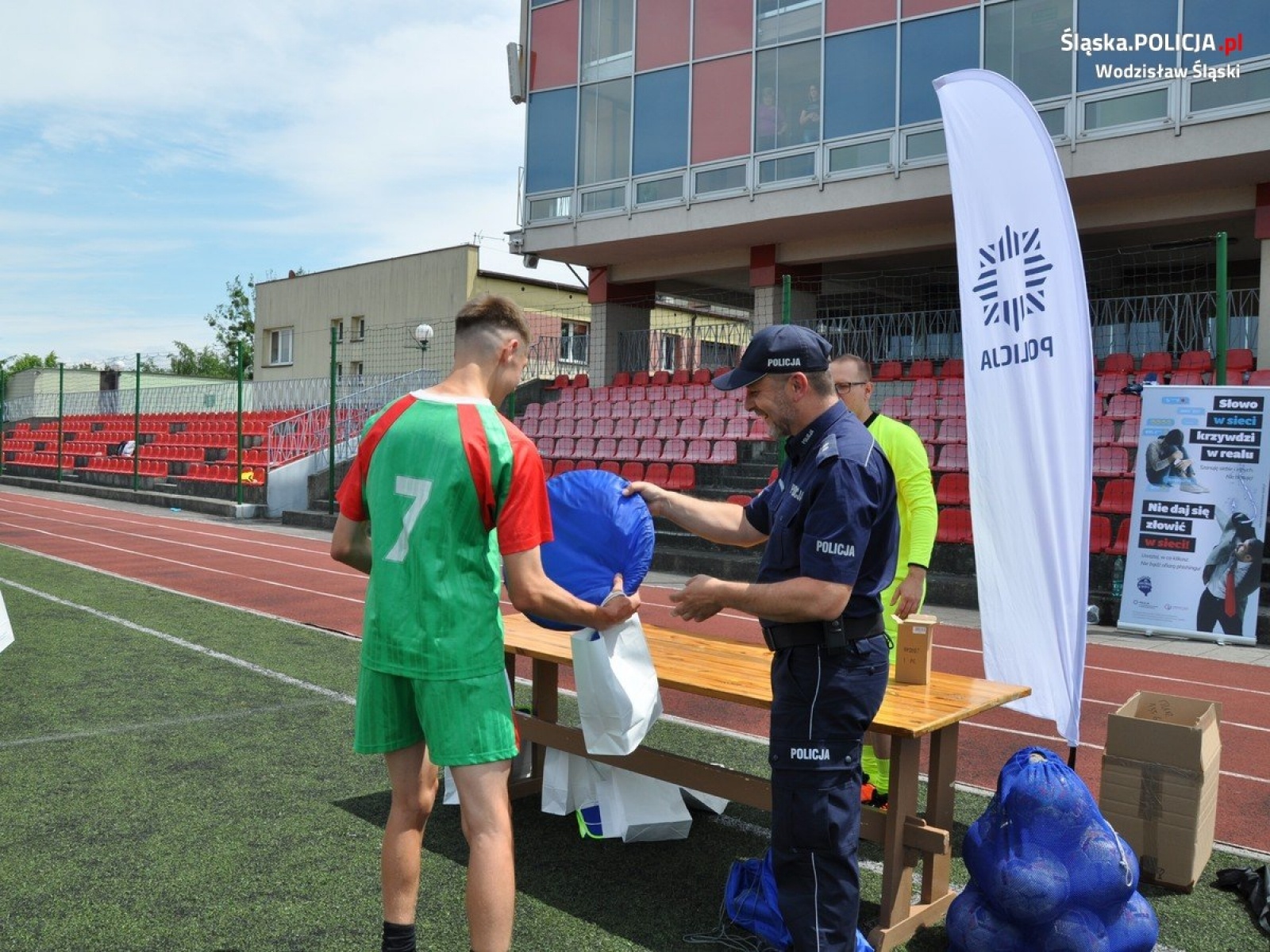 Zdjęcie w galerii na portalu naszwodzislaw.com: Policjanci zorganizowali turniej piłki nożnej dla dzieci wiadomości z regionu