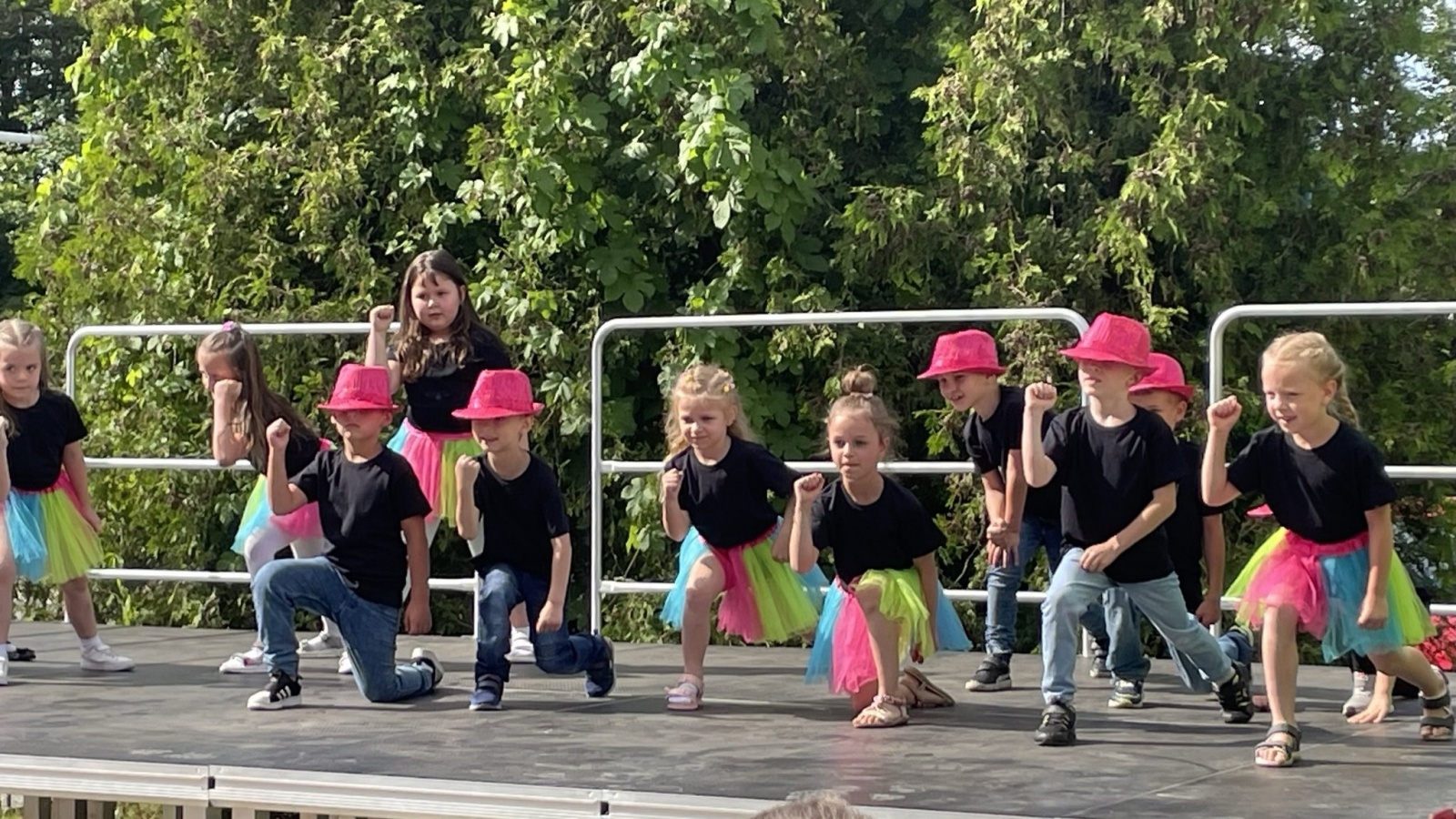 Zdjęcie w galerii na portalu naszwodzislaw.com: Mama, Tata i Ja. Festyn w zawadzkiej szkole [FOTO] wiadomości z regionu