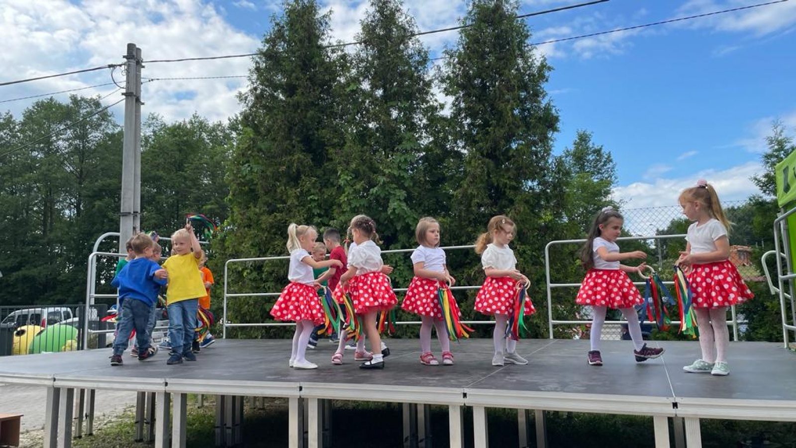 Zdjęcie w galerii na portalu naszwodzislaw.com: Mama, Tata i Ja. Festyn w zawadzkiej szkole [FOTO] wiadomości z regionu