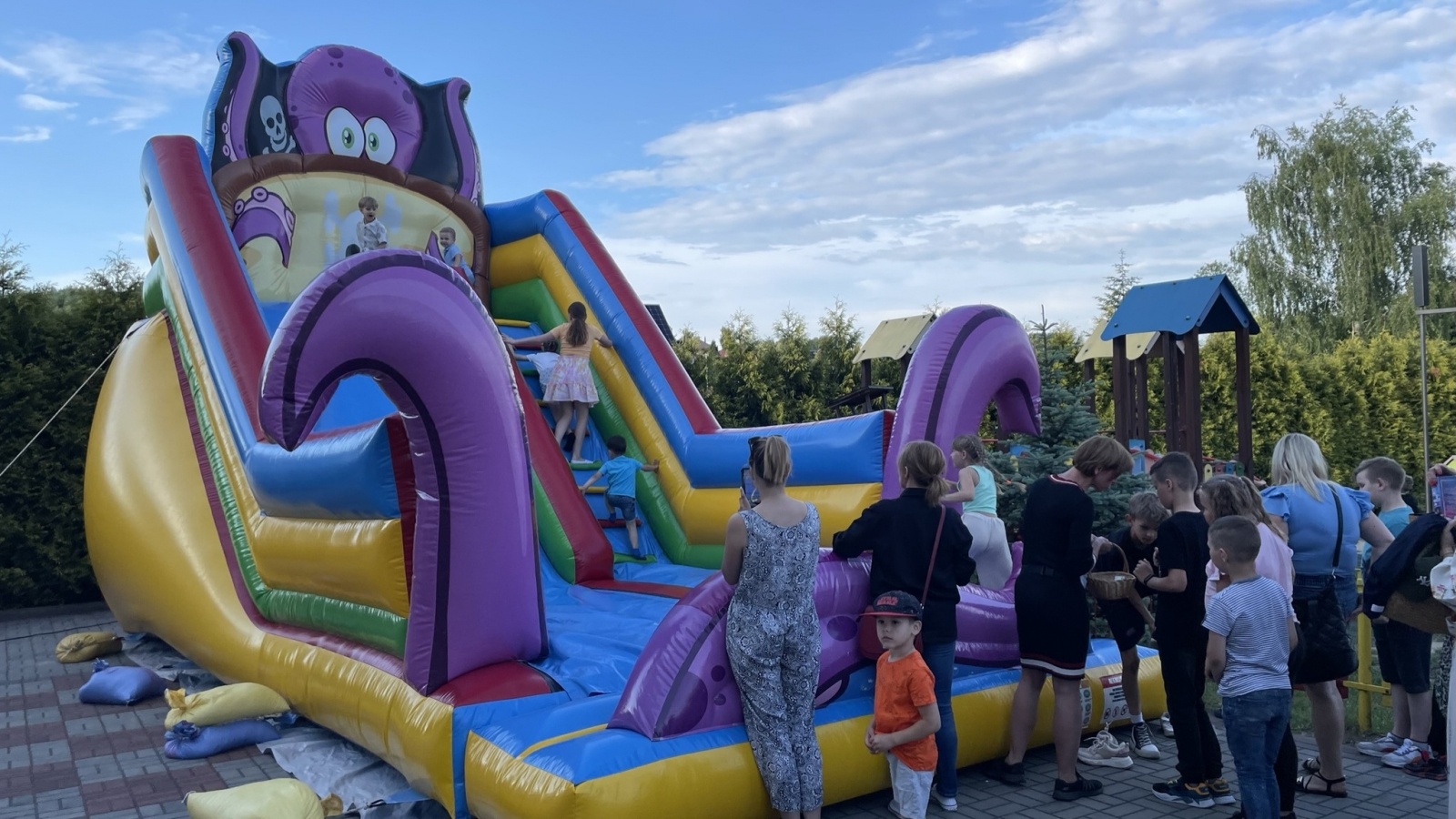 Zdjęcie w galerii na portalu naszwodzislaw.com: Mama, Tata i Ja. Festyn w zawadzkiej szkole [FOTO] wiadomości z regionu