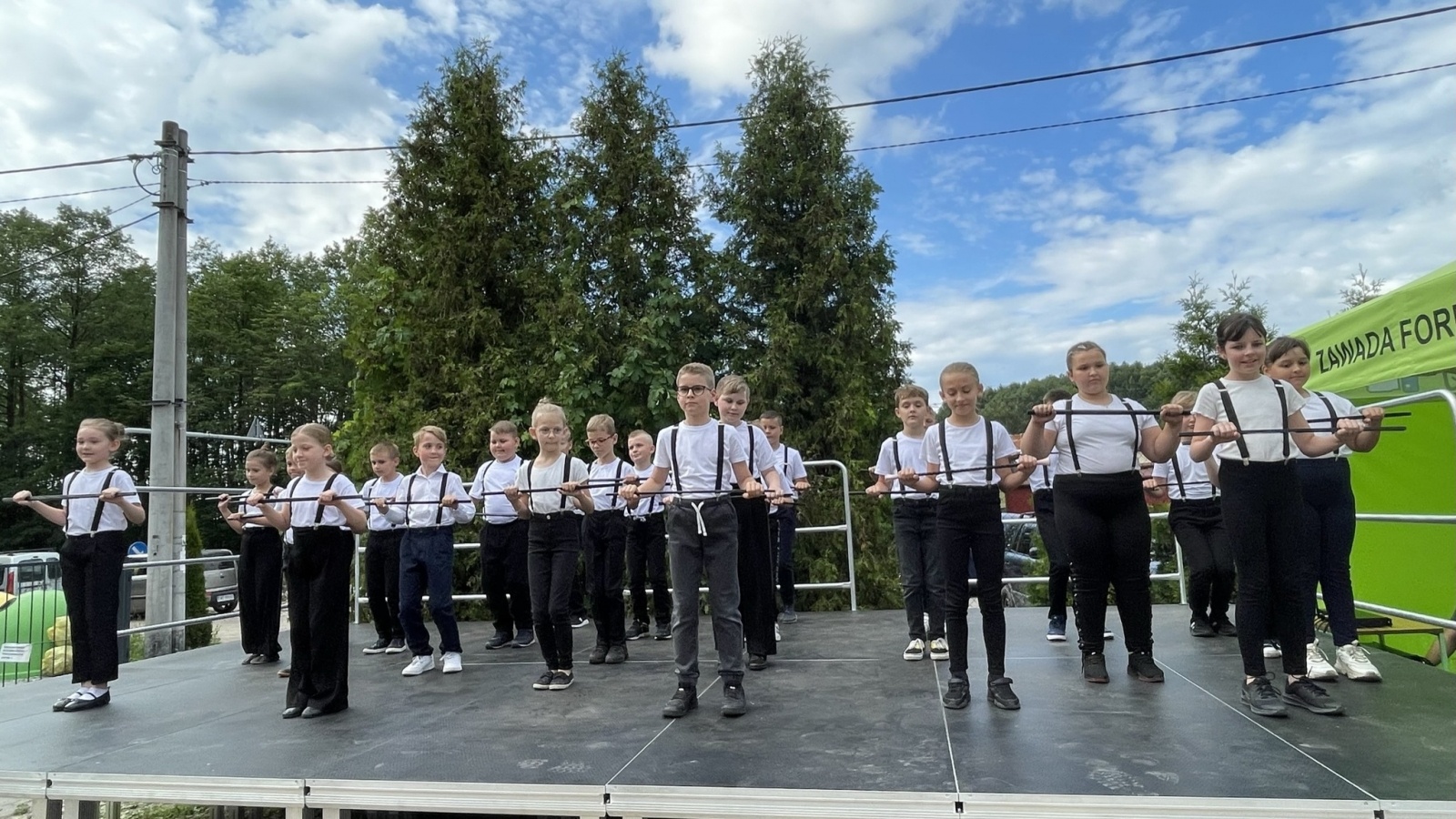 Zdjęcie w galerii na portalu naszwodzislaw.com: Mama, Tata i Ja. Festyn w zawadzkiej szkole [FOTO] wiadomości z regionu