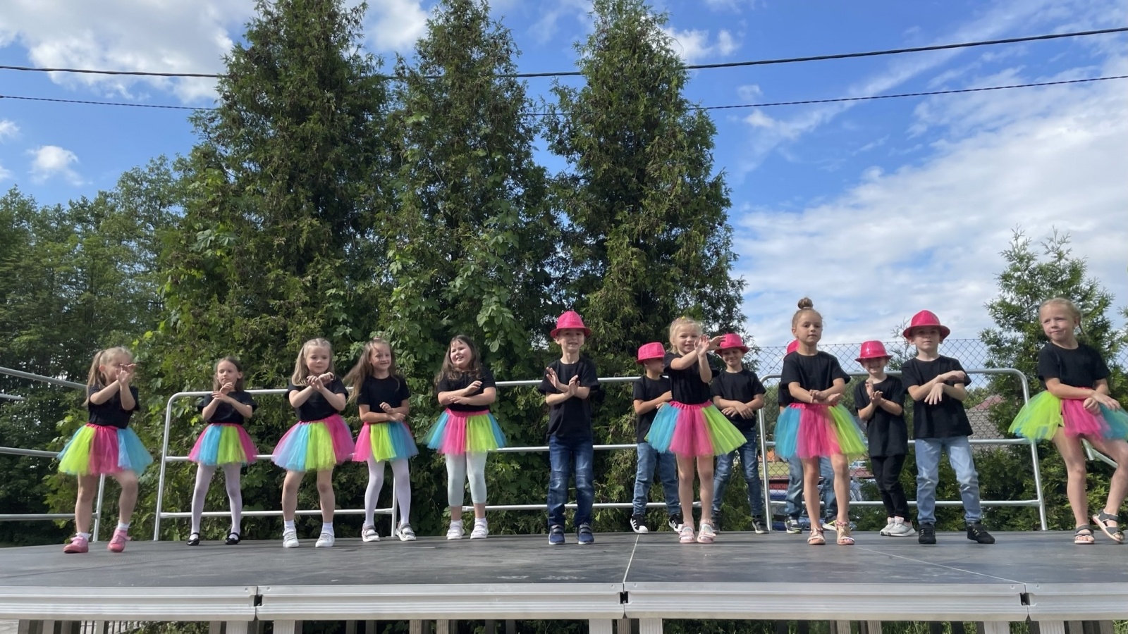 Zdjęcie w galerii na portalu naszwodzislaw.com: Mama, Tata i Ja. Festyn w zawadzkiej szkole [FOTO] wiadomości z regionu