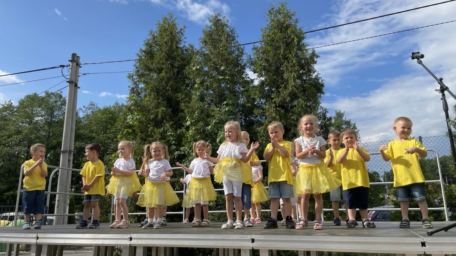 Zdjęcie w galerii na portalu naszwodzislaw.com: Mama, Tata i Ja. Festyn w zawadzkiej szkole [FOTO] wiadomości z regionu