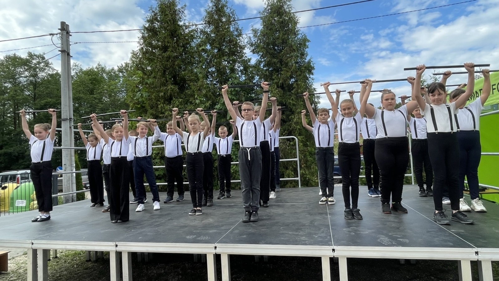 Zdjęcie w galerii na portalu naszwodzislaw.com: Mama, Tata i Ja. Festyn w zawadzkiej szkole [FOTO] wiadomości z regionu