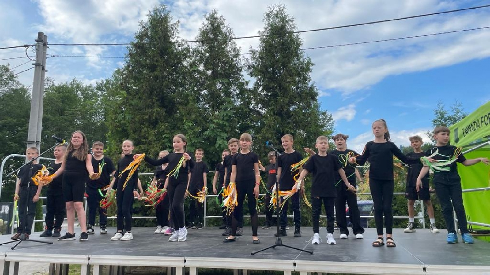 Zdjęcie w galerii na portalu naszwodzislaw.com: Mama, Tata i Ja. Festyn w zawadzkiej szkole [FOTO] wiadomości z regionu