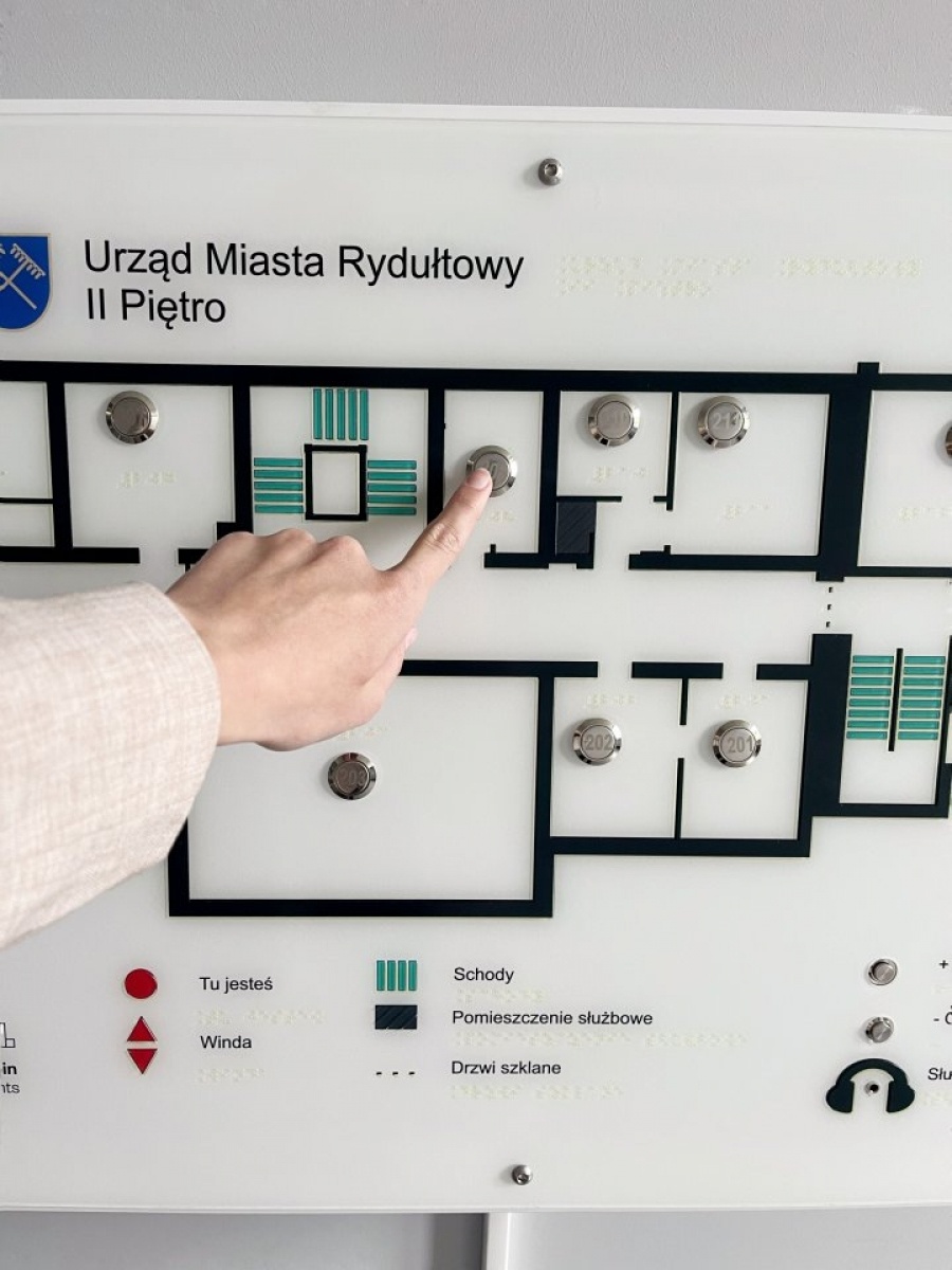 Zdjęcie w galerii na portalu naszwodzislaw.com: W rydułtowskim magistracie stanęły tyflomapy wiadomości z regionu