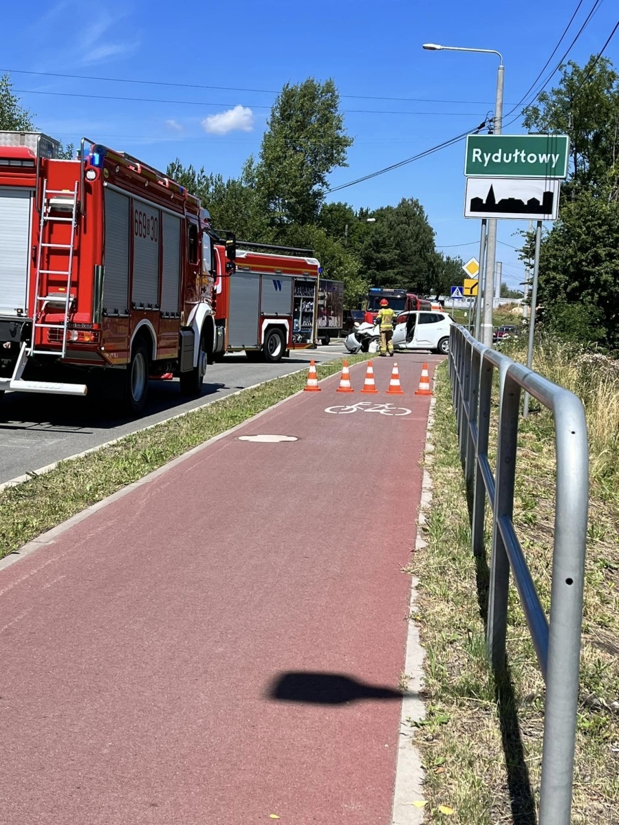 Zdjęcie w galerii na portalu naszwodzislaw.com: Czołowe zderzenie na granicy Pszowa i Rydułtów. Trzy osoby w szpitalu wiadomości z regionu