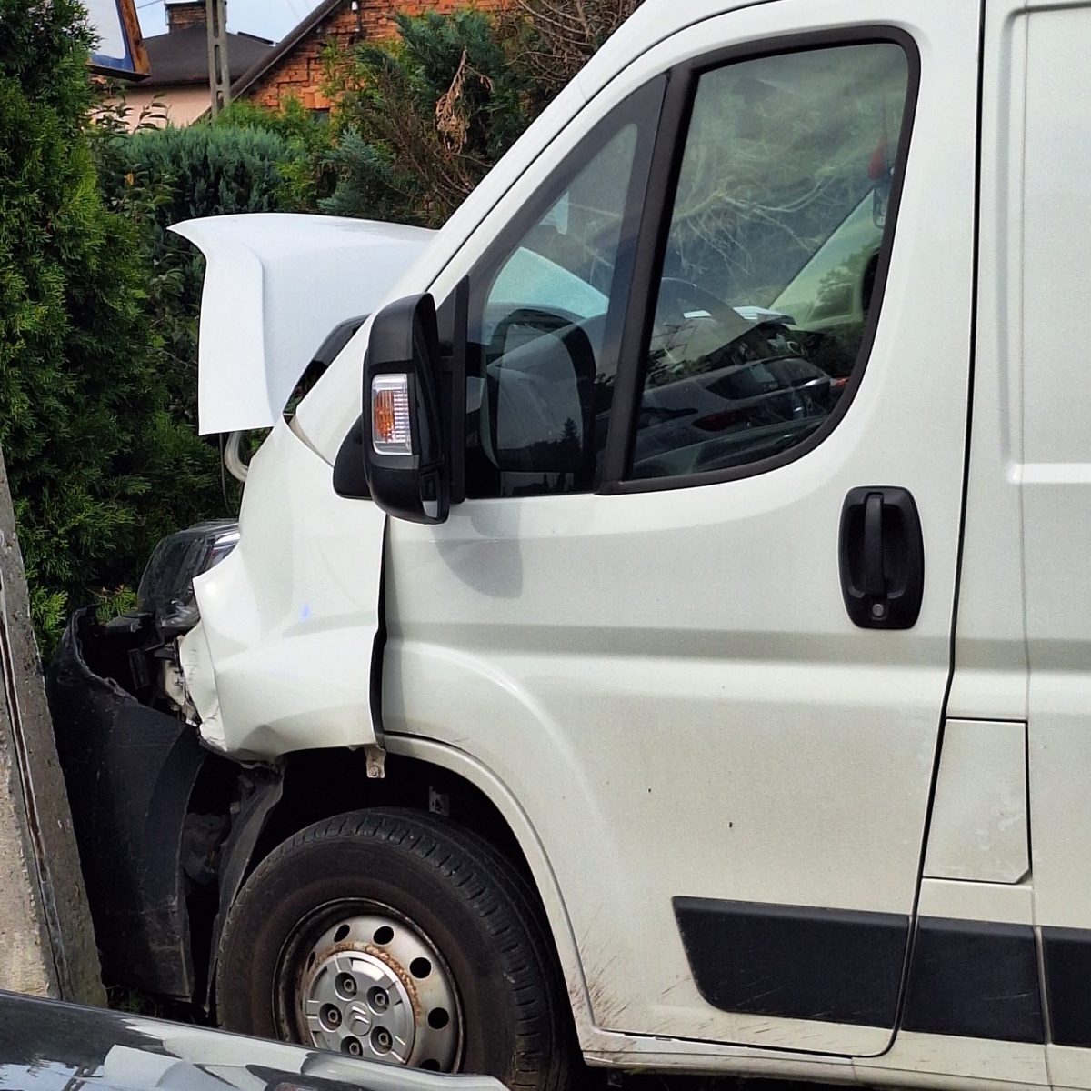 Zdjęcie w galerii na portalu naszwodzislaw.com: Zderzenie dwóch pojazdów w Syryni. W jednym z nich jechała kobieta w ciąży wiadomości z regionu