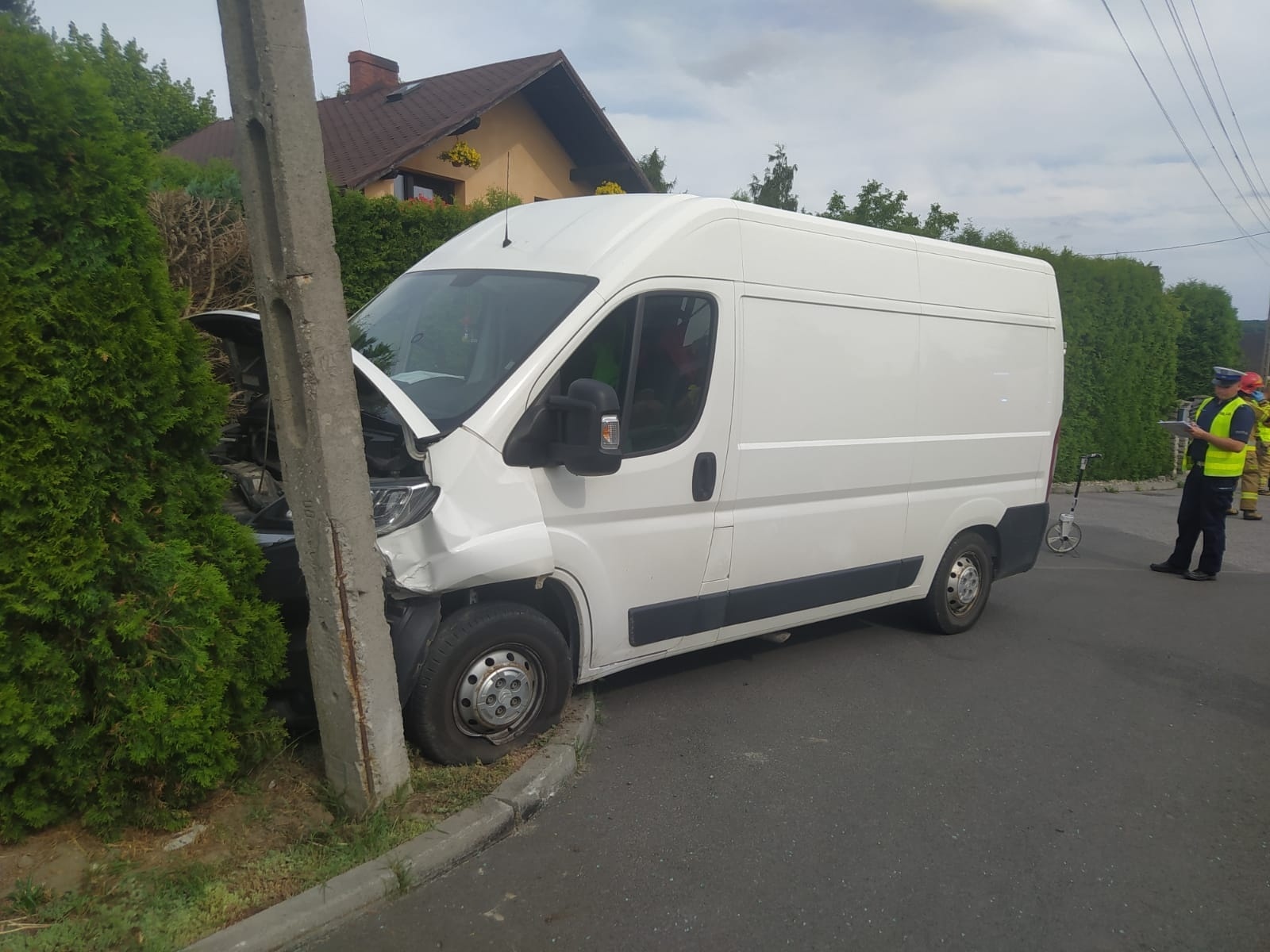 Zdjęcie w galerii na portalu naszwodzislaw.com: Zderzenie dwóch pojazdów w Syryni. W jednym z nich jechała kobieta w ciąży wiadomości z regionu