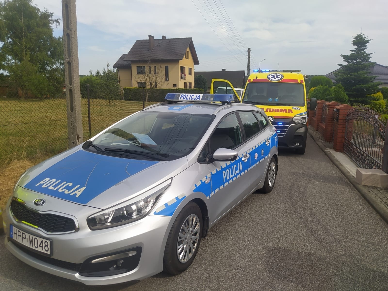 Zdjęcie w galerii na portalu naszwodzislaw.com: Zderzenie dwóch pojazdów w Syryni. W jednym z nich jechała kobieta w ciąży wiadomości z regionu