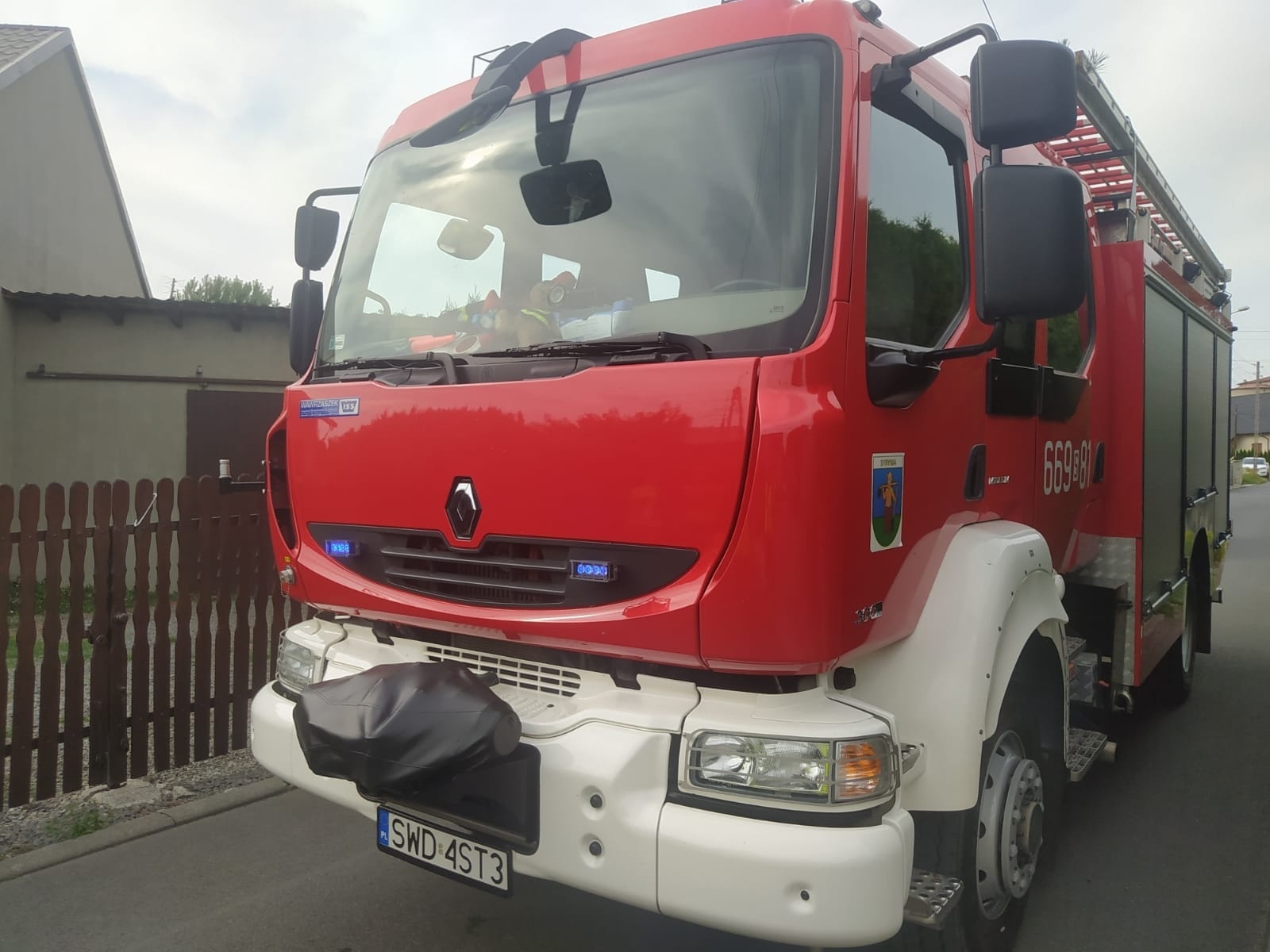 Zdjęcie w galerii na portalu naszwodzislaw.com: Zderzenie dwóch pojazdów w Syryni. W jednym z nich jechała kobieta w ciąży wiadomości z regionu