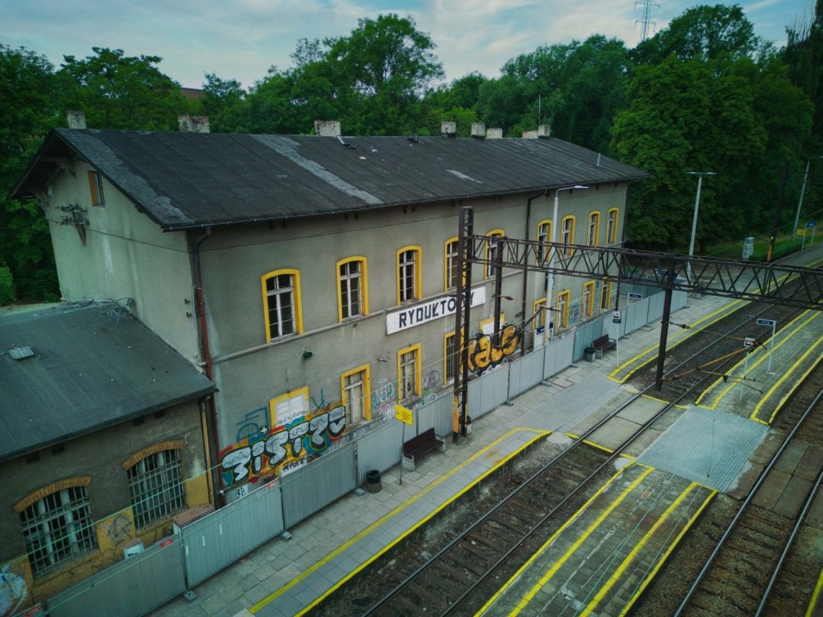 Zdjęcie w galerii na portalu naszwodzislaw.com: Zburzą dworzec, stworzą centrum przesiadkowe. Kolejna ważna inwestycja w Rydułtowach wiadomości z regionu