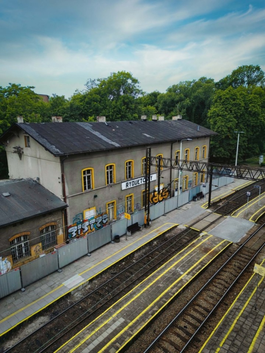 Zdjęcie w galerii na portalu naszwodzislaw.com: Zburzą dworzec, stworzą centrum przesiadkowe. Kolejna ważna inwestycja w Rydułtowach wiadomości z regionu