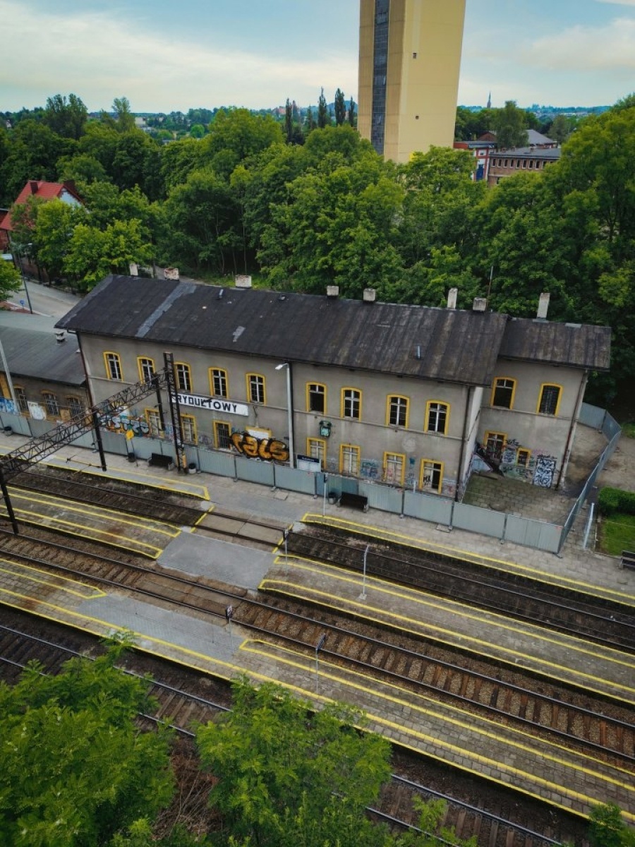 Zdjęcie w galerii na portalu naszwodzislaw.com: Zburzą dworzec, stworzą centrum przesiadkowe. Kolejna ważna inwestycja w Rydułtowach wiadomości z regionu