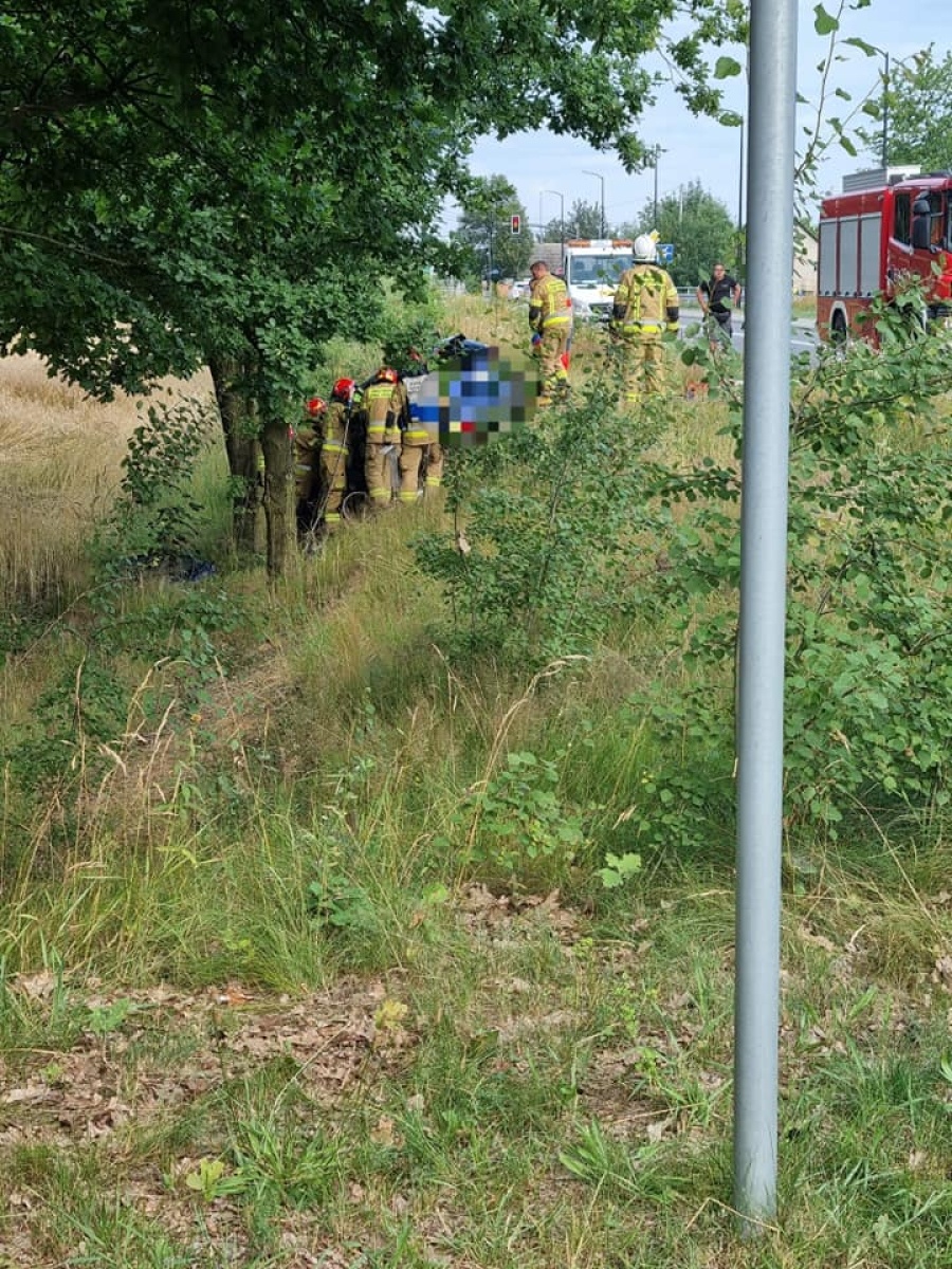 Zdjęcie w galerii na portalu naszwodzislaw.com: Zasnął za kierownicą i uderzył w drzewo wiadomości z regionu