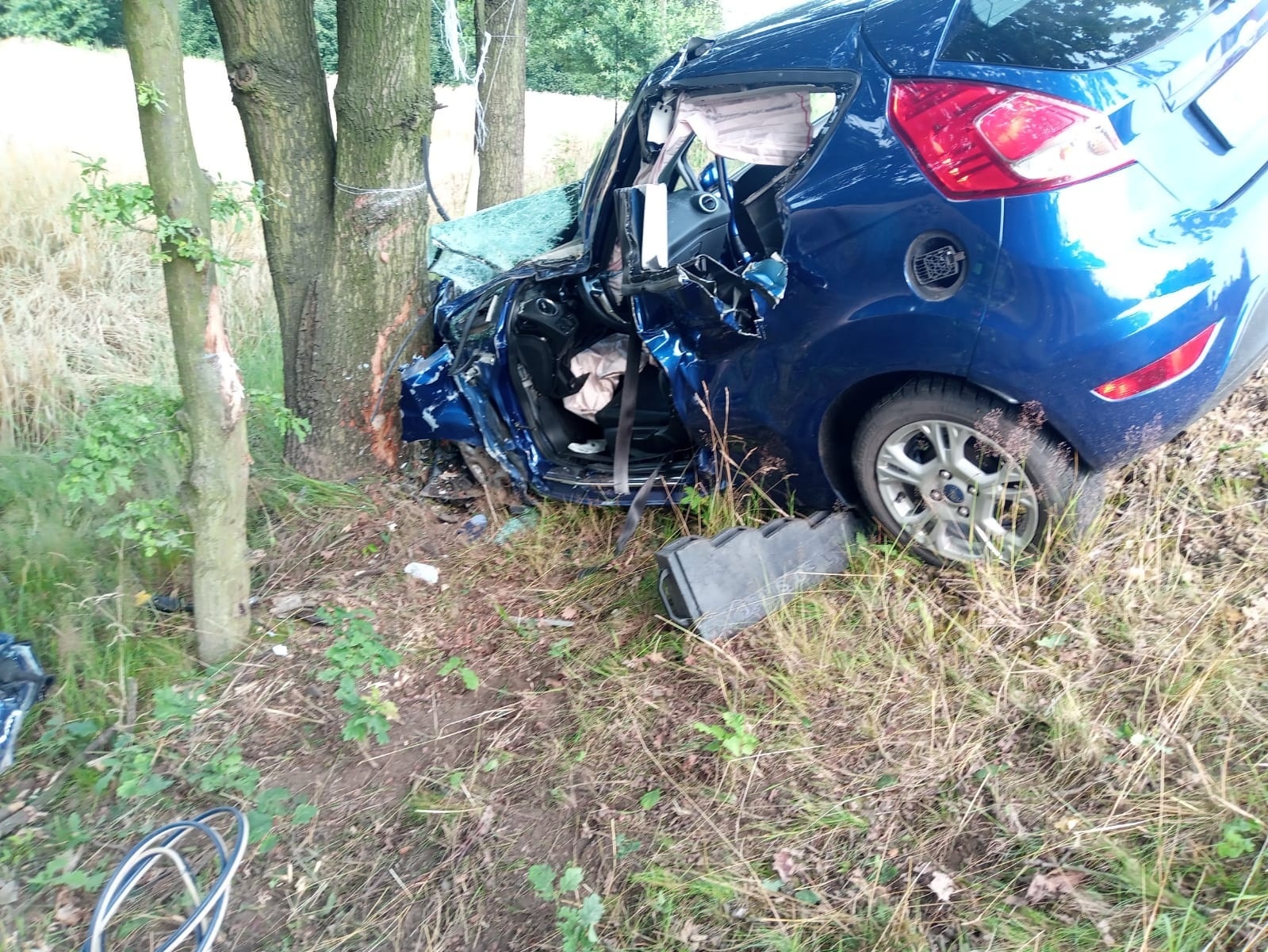 Zdjęcie w galerii na portalu naszwodzislaw.com: Zasnął za kierownicą i uderzył w drzewo wiadomości z regionu