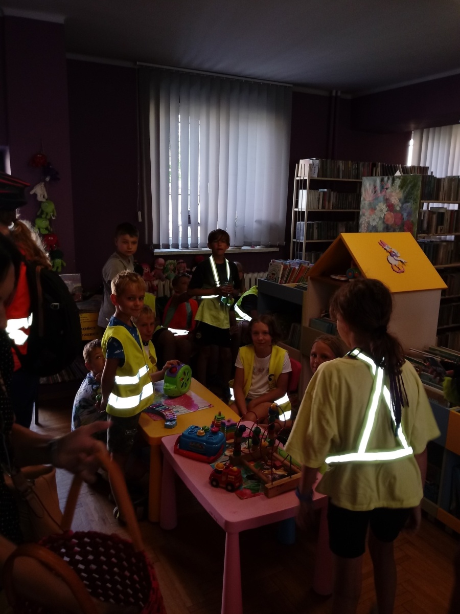 Zdjęcie w galerii na portalu naszwodzislaw.com: Uczestnicy Akcji Lato z wizytą w bibliotece w Rogowie wiadomości z regionu