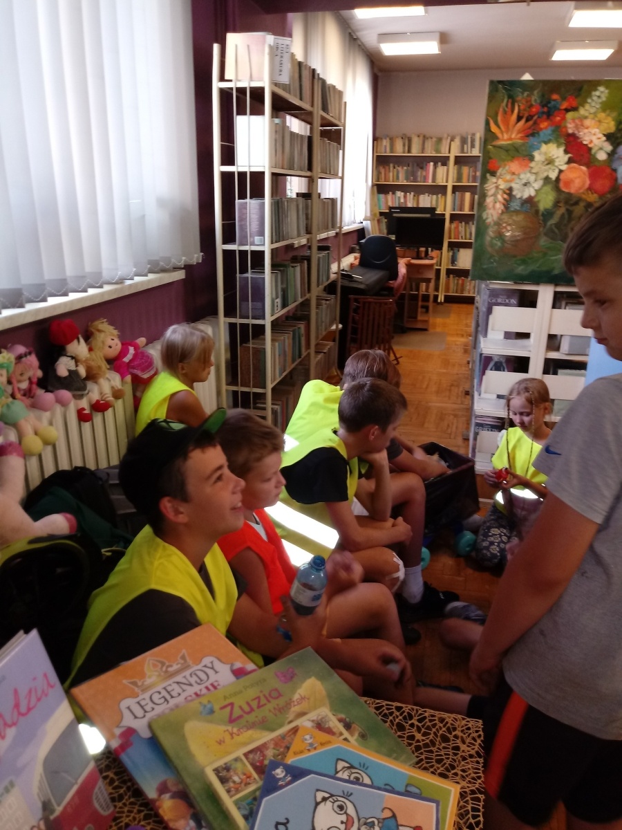 Zdjęcie w galerii na portalu naszwodzislaw.com: Uczestnicy Akcji Lato z wizytą w bibliotece w Rogowie wiadomości z regionu