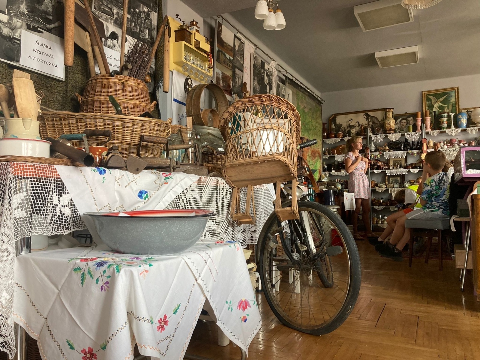 Zdjęcie w galerii na portalu naszwodzislaw.com: Uczestnicy Akcji Lato z wizytą w bibliotece w Rogowie wiadomości z regionu