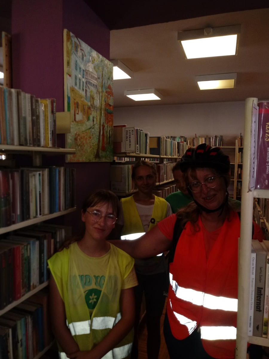Zdjęcie w galerii na portalu naszwodzislaw.com: Uczestnicy Akcji Lato z wizytą w bibliotece w Rogowie wiadomości z regionu