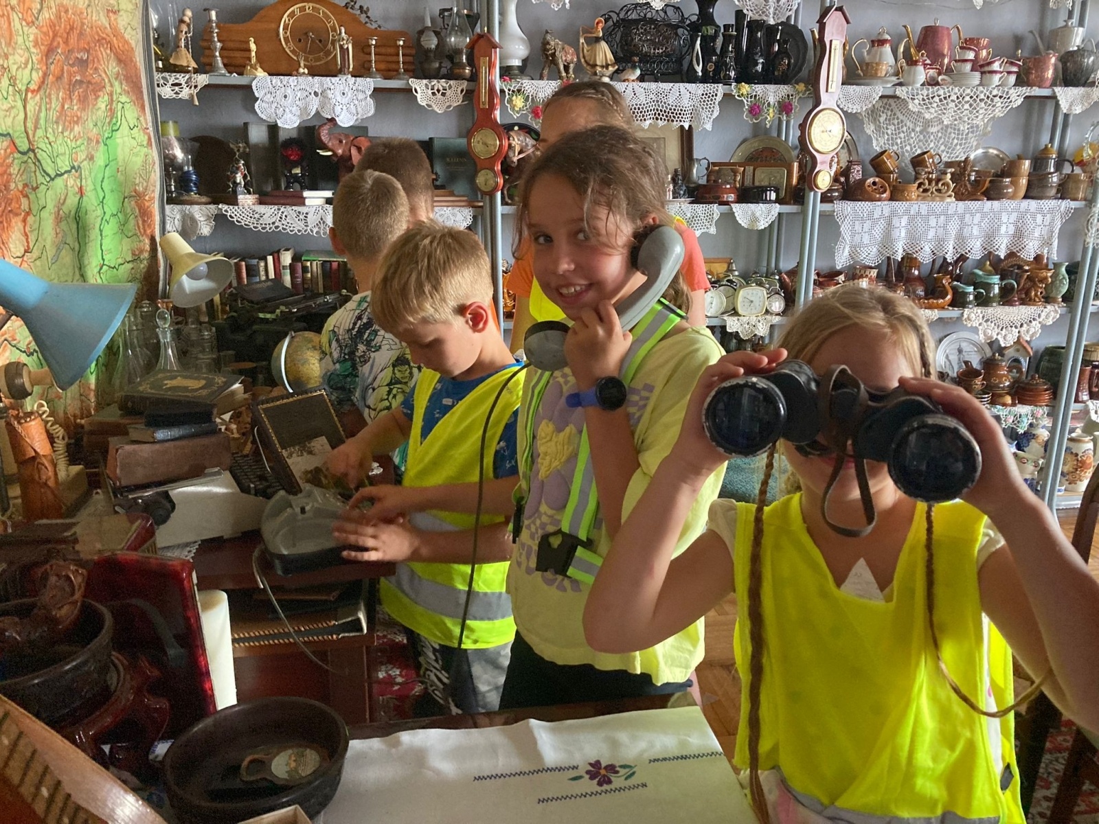 Zdjęcie w galerii na portalu naszwodzislaw.com: Uczestnicy Akcji Lato z wizytą w bibliotece w Rogowie wiadomości z regionu