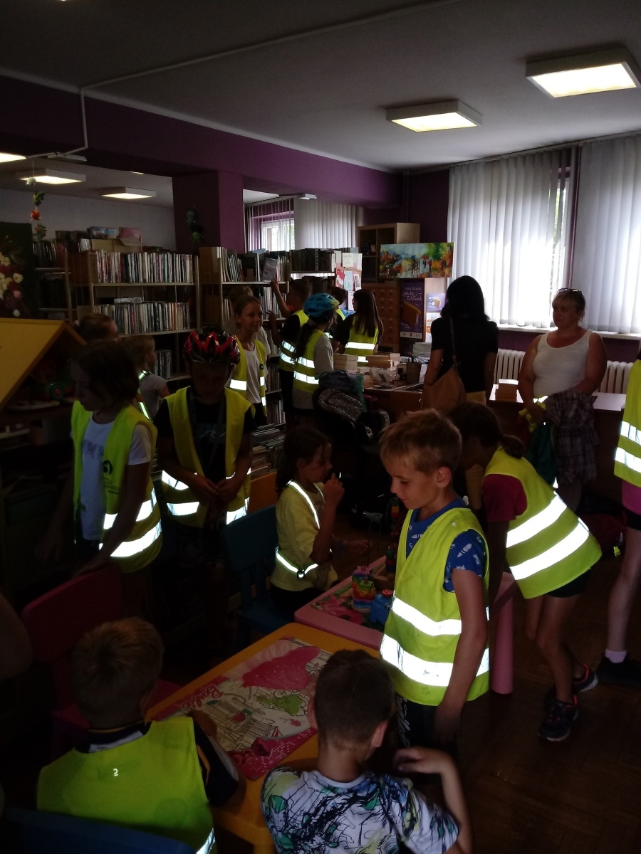Zdjęcie w galerii na portalu naszwodzislaw.com: Uczestnicy Akcji Lato z wizytą w bibliotece w Rogowie wiadomości z regionu