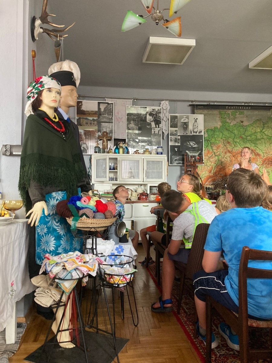 Zdjęcie w galerii na portalu naszwodzislaw.com: Uczestnicy Akcji Lato z wizytą w bibliotece w Rogowie wiadomości z regionu